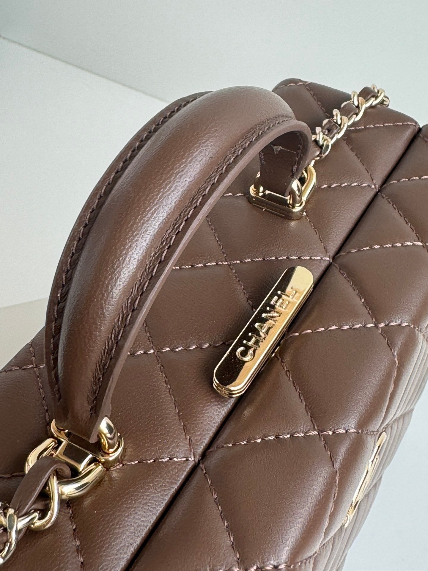 SAC MOYEN 22 PO EN CUIR D'AGNEAU CHOCOLAT QUINCAILLERIE DORÉ