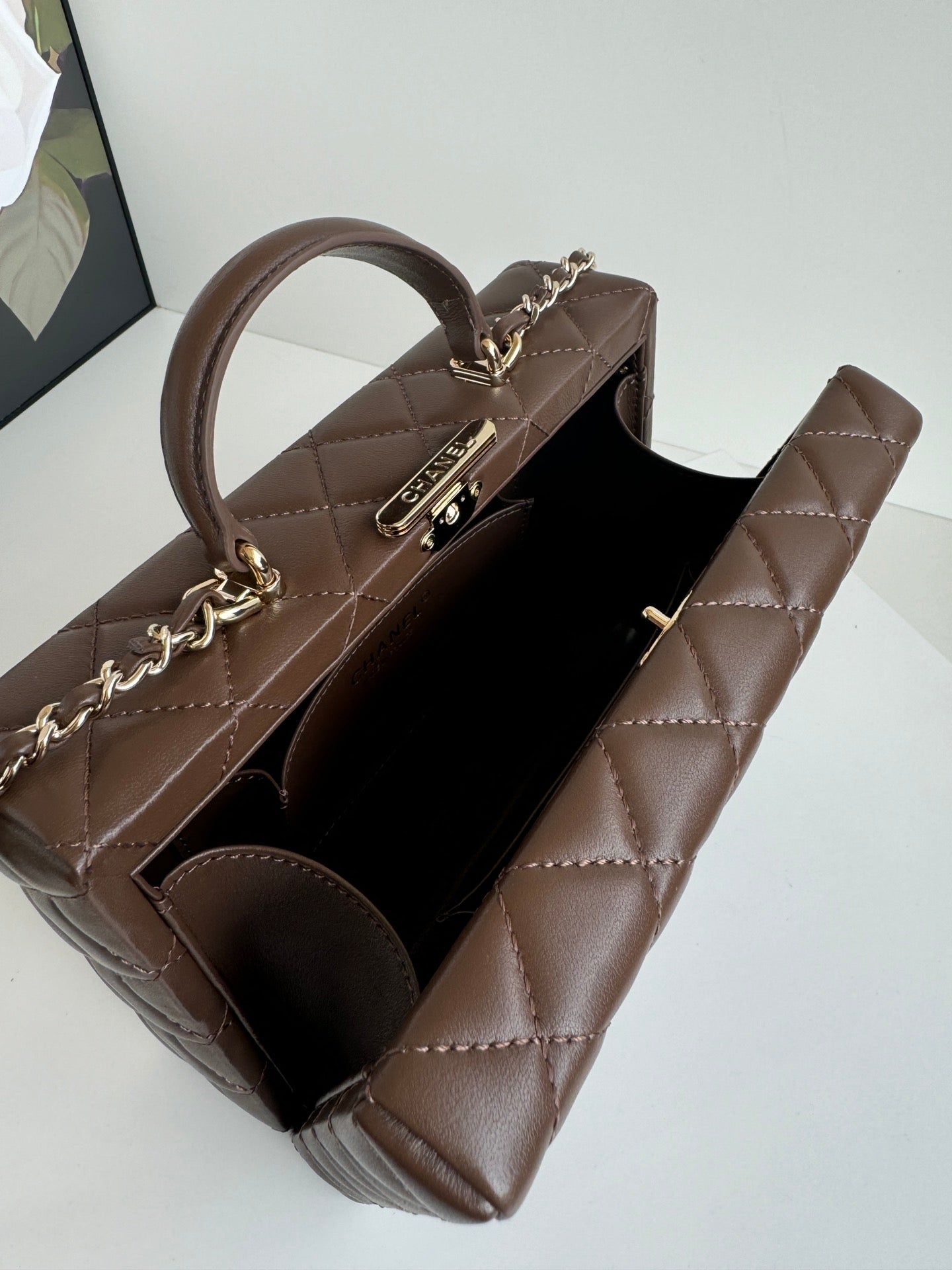 SAC MOYEN 22 PO EN CUIR D'AGNEAU CHOCOLAT QUINCAILLERIE DORÉ