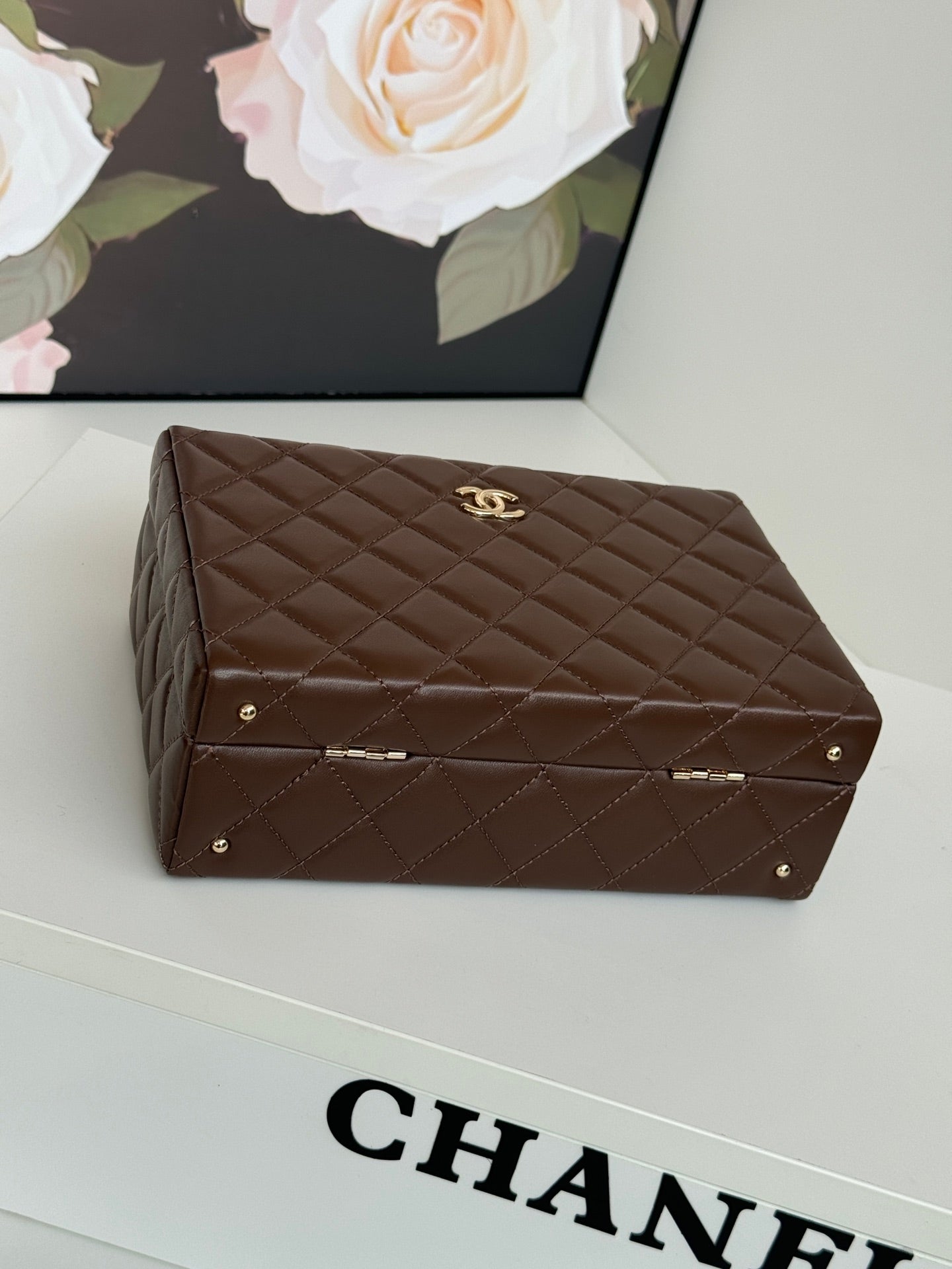 SAC MOYEN 22 PO EN CUIR D'AGNEAU CHOCOLAT QUINCAILLERIE DORÉ