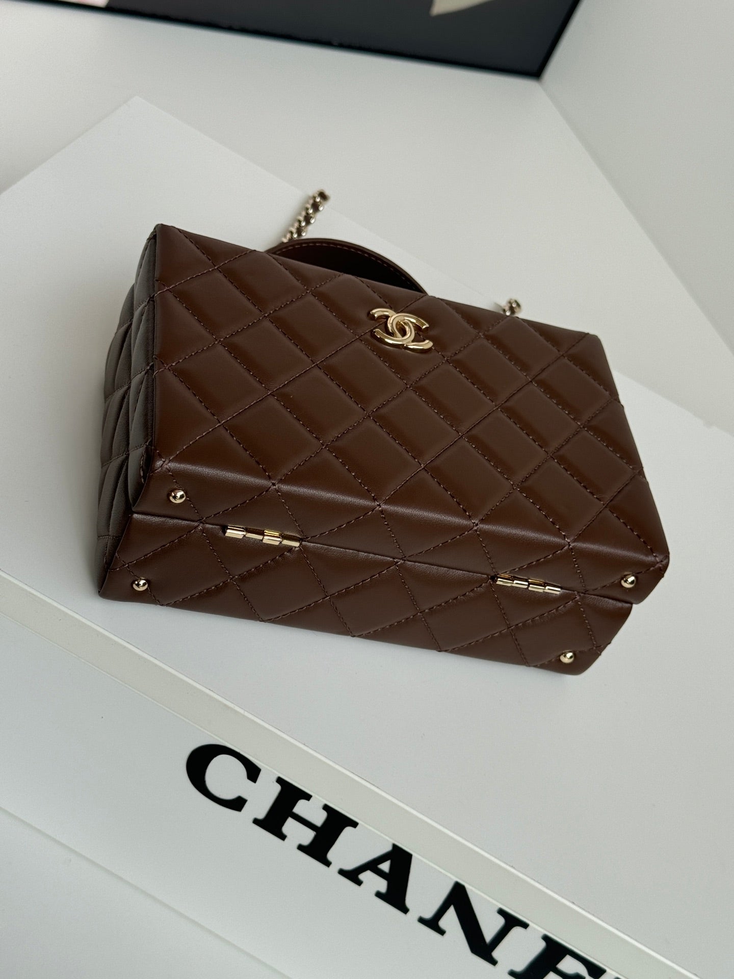 PETIT SAC BOÎTE 18 PO EN CUIR D'AGNEAU CHOCOLAT QUINCAILLERIE DORÉ
