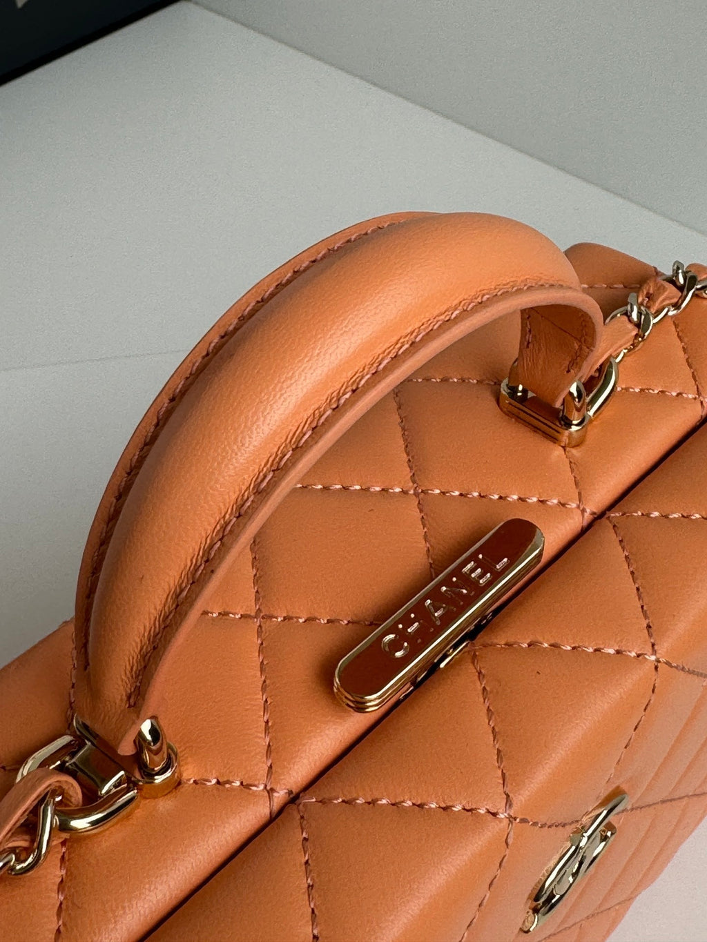 PETIT SAC BOÎTE 18 PO EN CUIR D'AGNEAU CAROTTE QUINCAILLERIE DORÉ