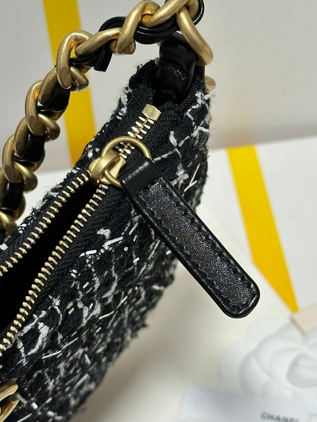 SAC HOBO 23 EN TWEED BLANC ET NOIR, QUINCAILLERIE OR 