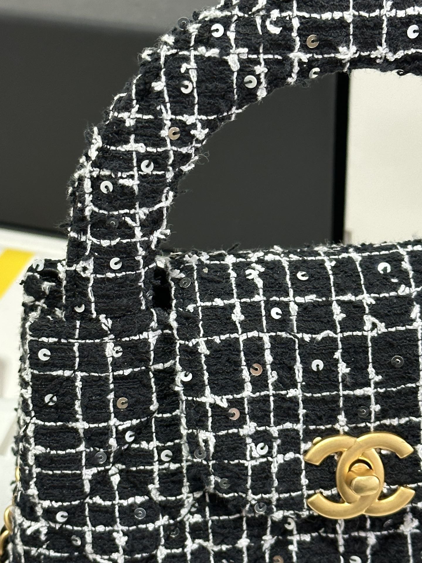 SAC CABAS KELLY 19 EN TWEED BLANC MÉLANGÉ NOIR QUINCAILLERIE DORÉ