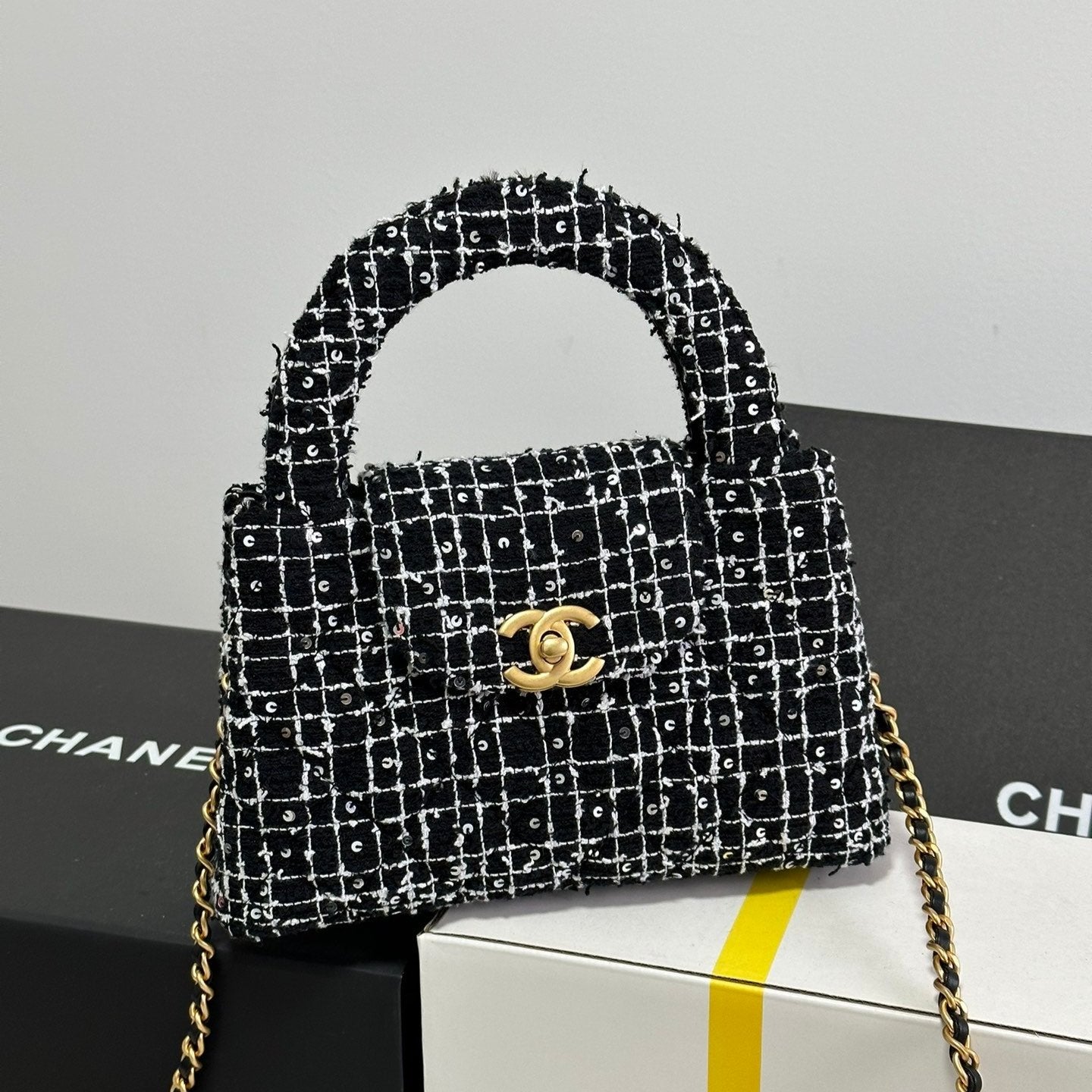 SAC CABAS KELLY 19 EN TWEED BLANC MÉLANGÉ NOIR QUINCAILLERIE DORÉ