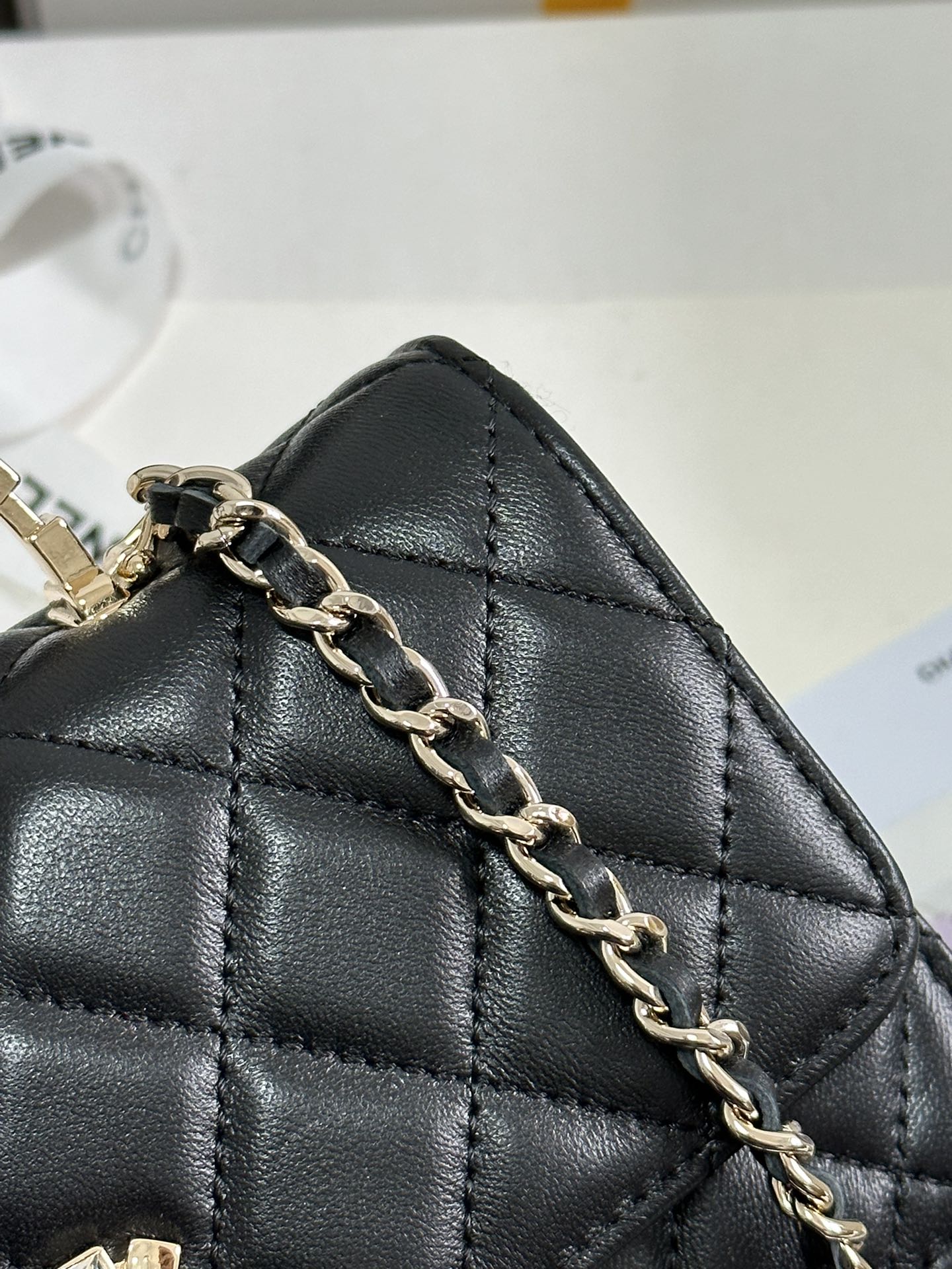 SAC À RABAT 18 AVEC POIGNÉE EN CUIR DE VEAU NOIR QUINCAILLERIE DORÉ 