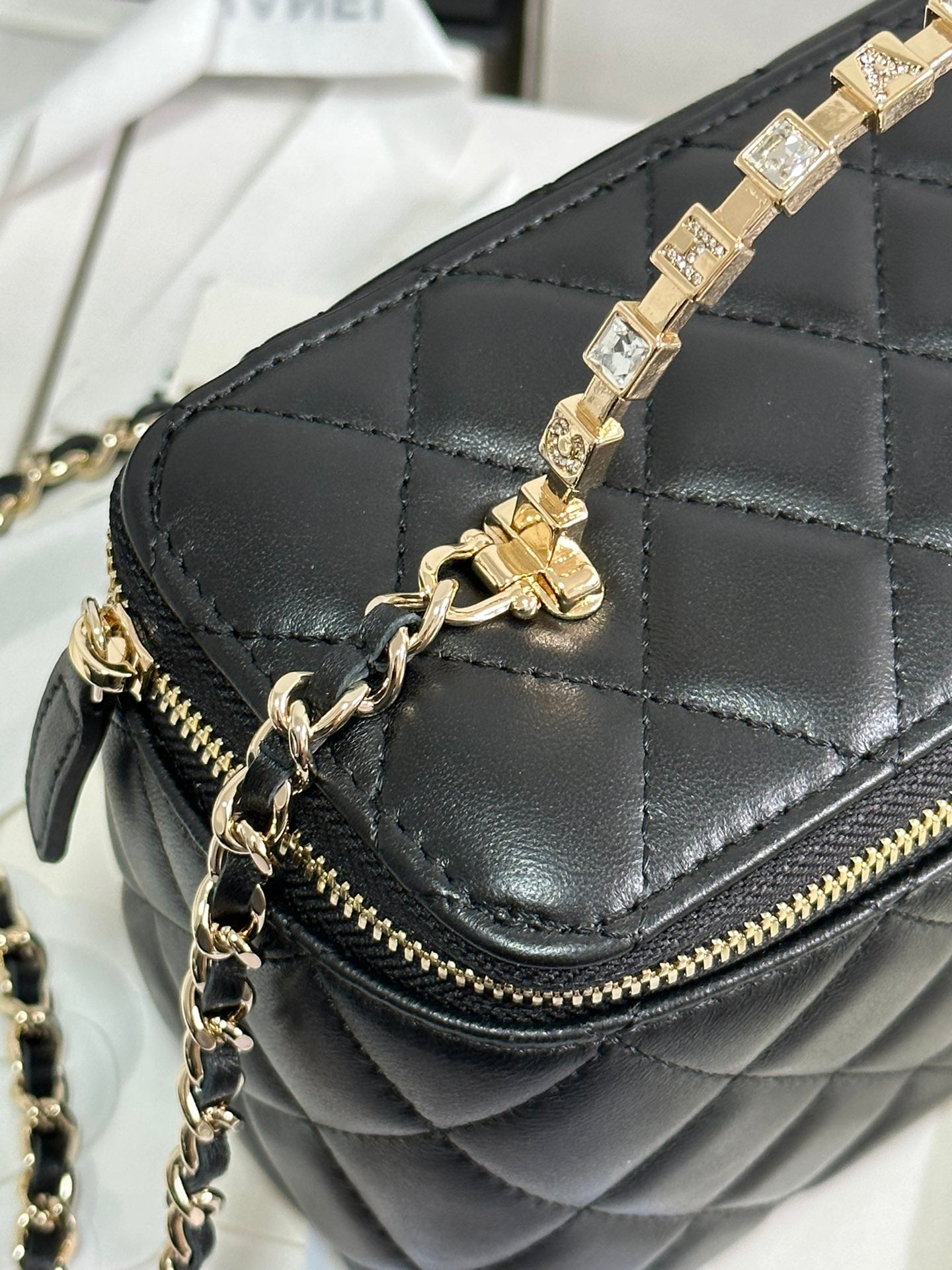 VANITY CASE 18 EN CUIR DE VEAU NOIR QUINCAILLERIE DORÉ 