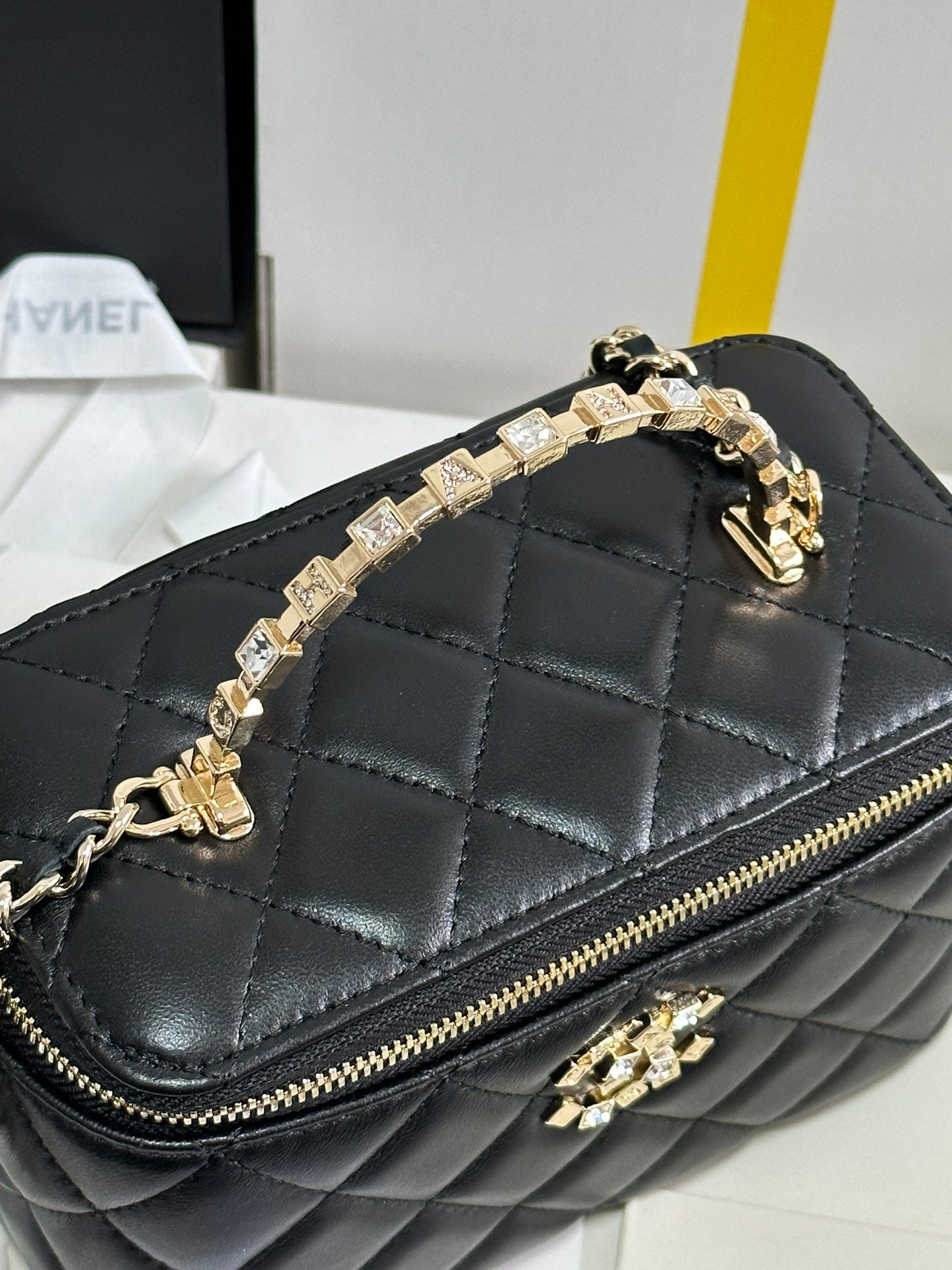 VANITY CASE 18 EN CUIR DE VEAU NOIR QUINCAILLERIE DORÉ 