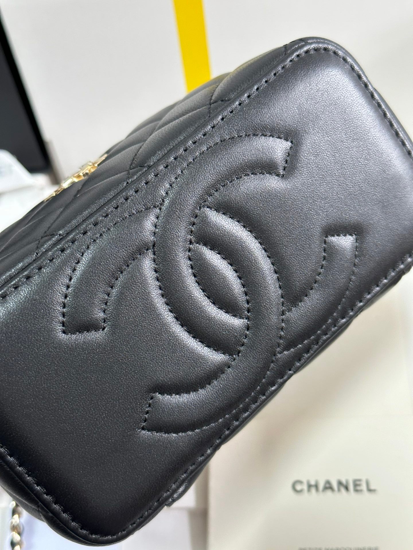 VANITY CASE 18 EN CUIR DE VEAU NOIR QUINCAILLERIE DORÉ 