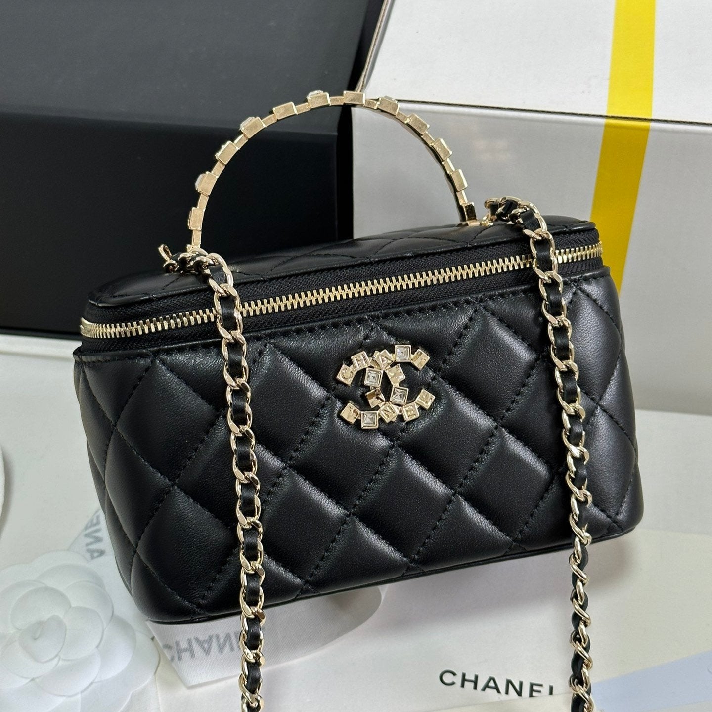 VANITY CASE 18 EN CUIR DE VEAU NOIR QUINCAILLERIE DORÉ 