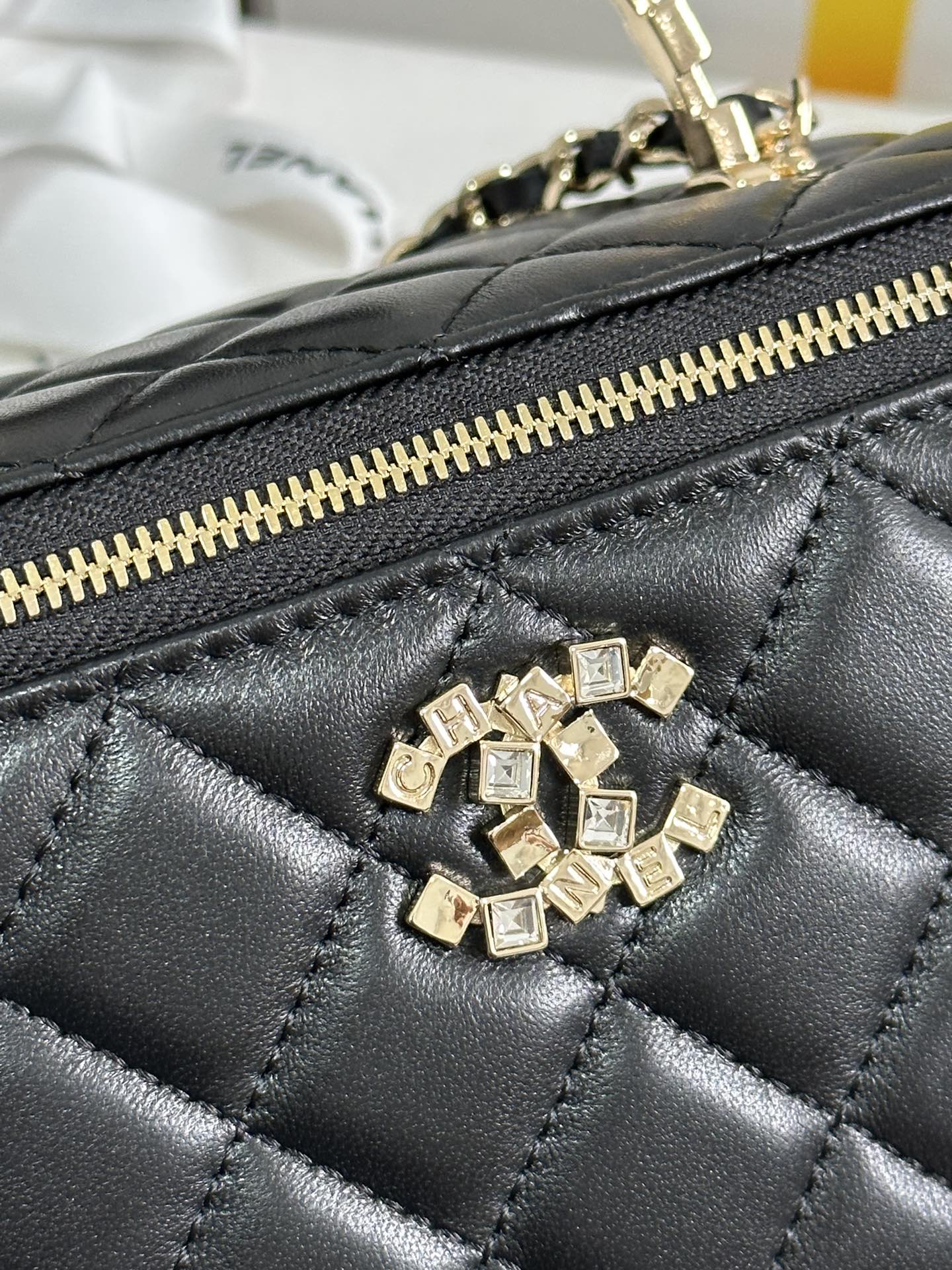 VANITY CASE 18 EN CUIR DE VEAU NOIR QUINCAILLERIE DORÉ 