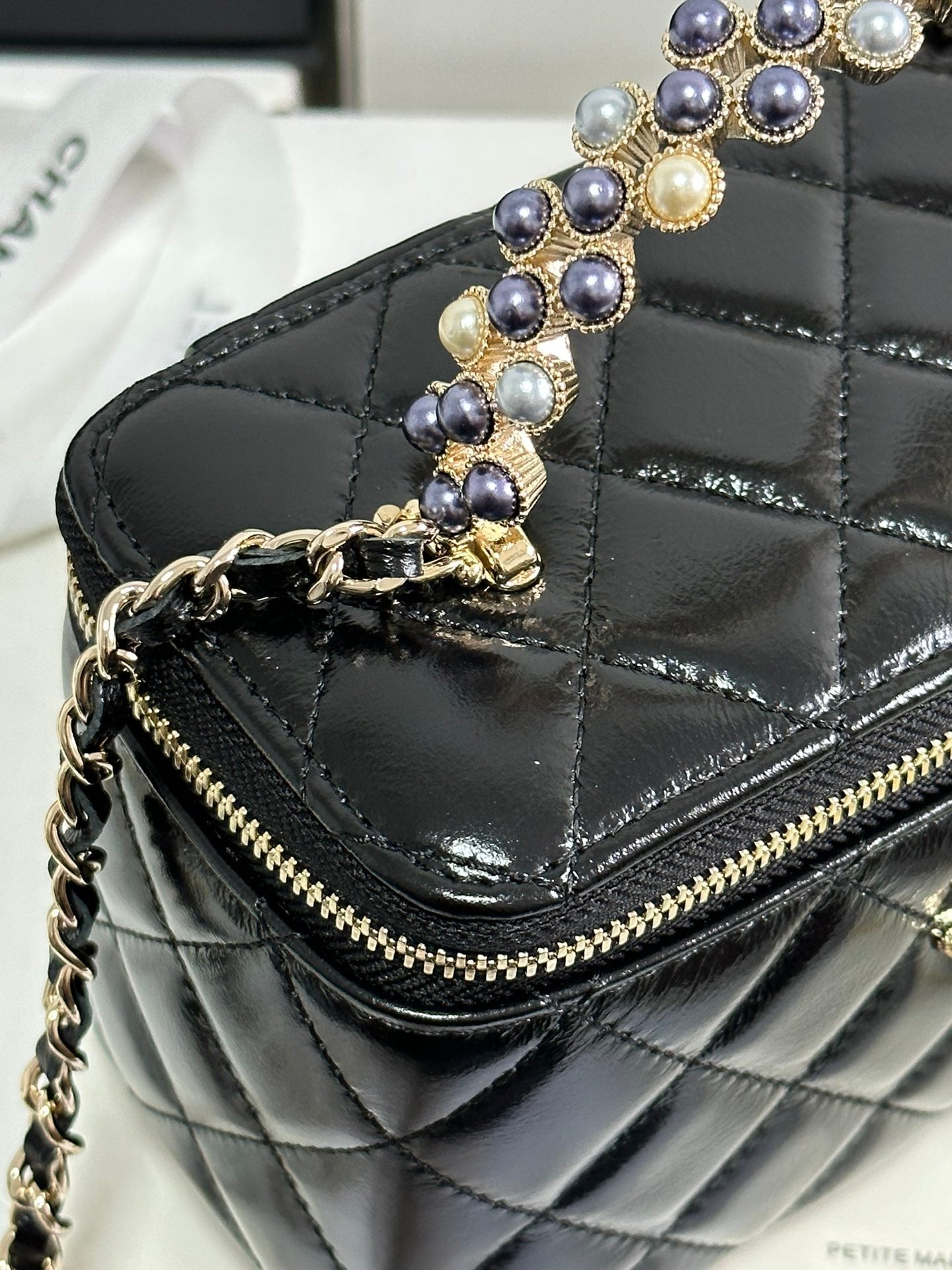 VANITY CASE 18 EN CUIR D'AGNEAU NOIR BRILLANT AVEC POIGNÉE EN PERLES 