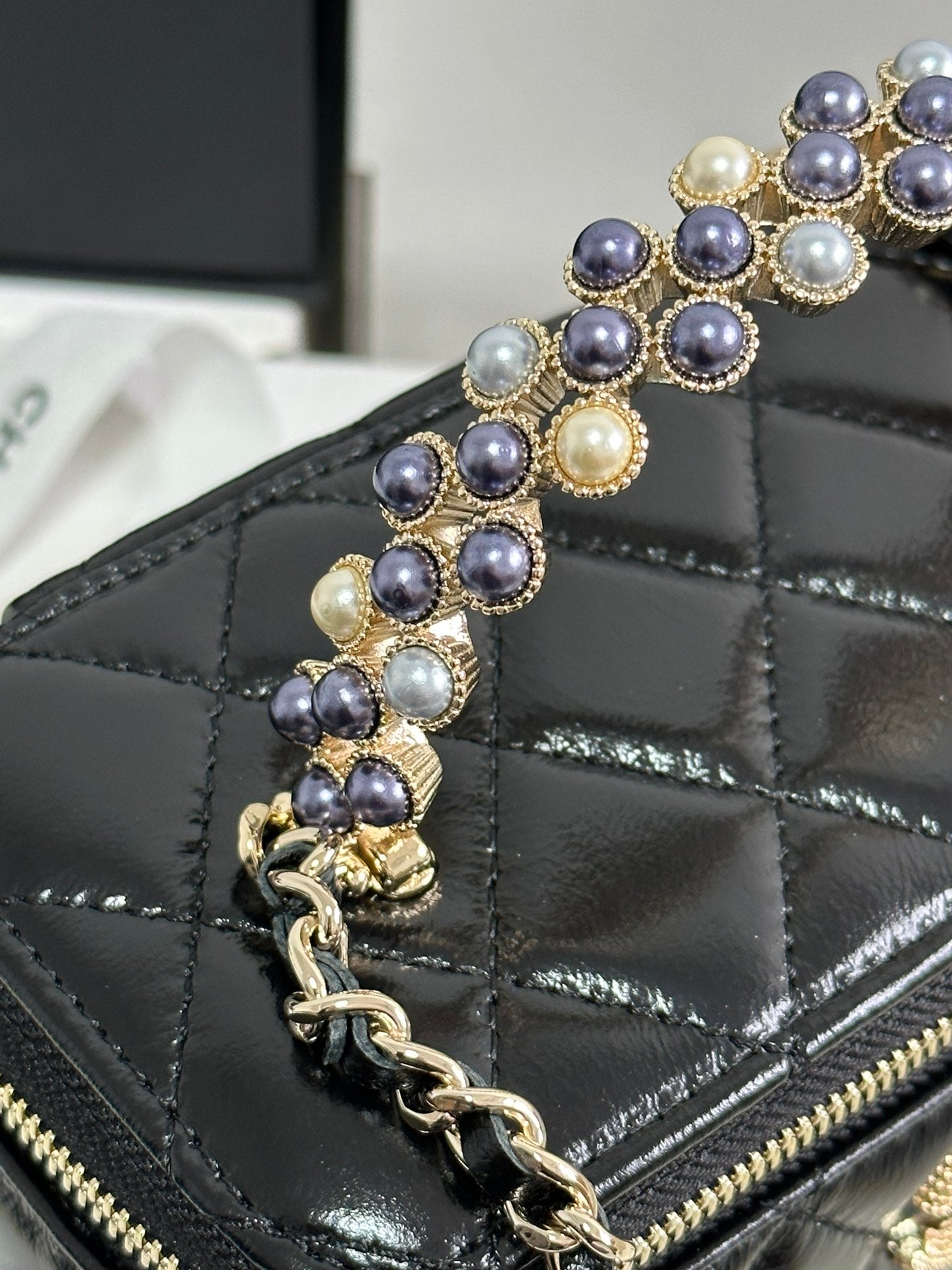 VANITY CASE 18 EN CUIR D'AGNEAU NOIR BRILLANT AVEC POIGNÉE EN PERLES 