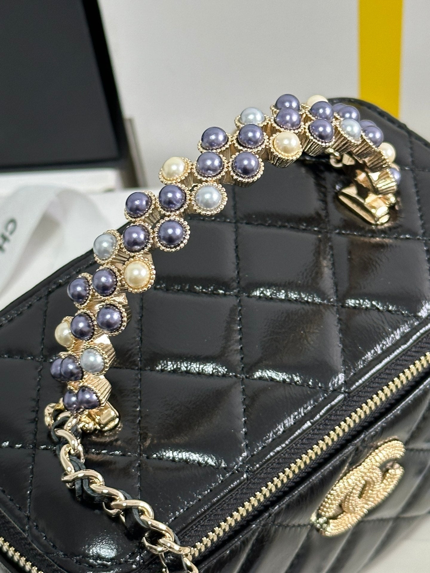 VANITY CASE 18 EN CUIR D'AGNEAU NOIR BRILLANT AVEC POIGNÉE EN PERLES 