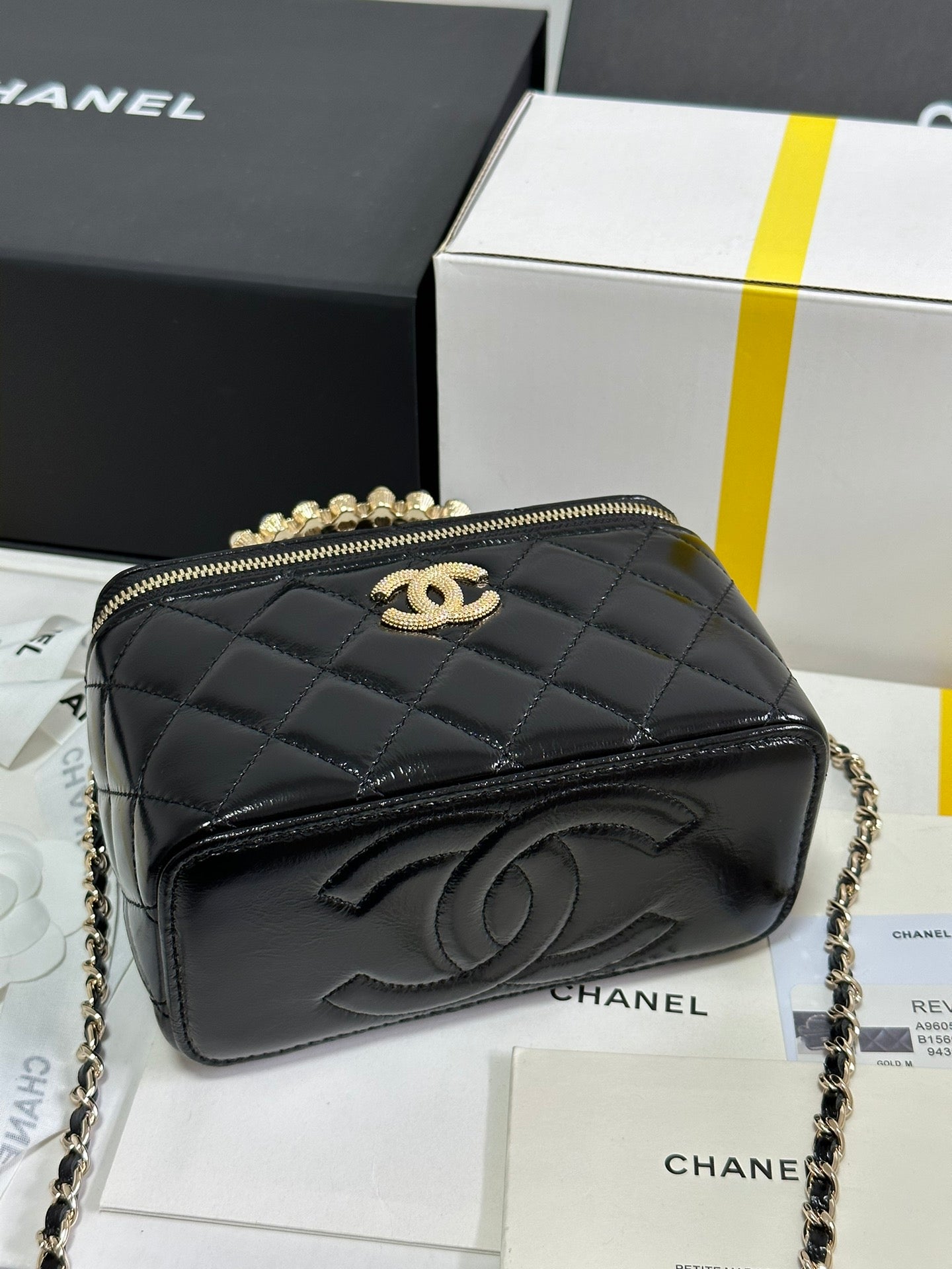 VANITY CASE 18 EN CUIR D'AGNEAU NOIR BRILLANT AVEC POIGNÉE EN PERLES 