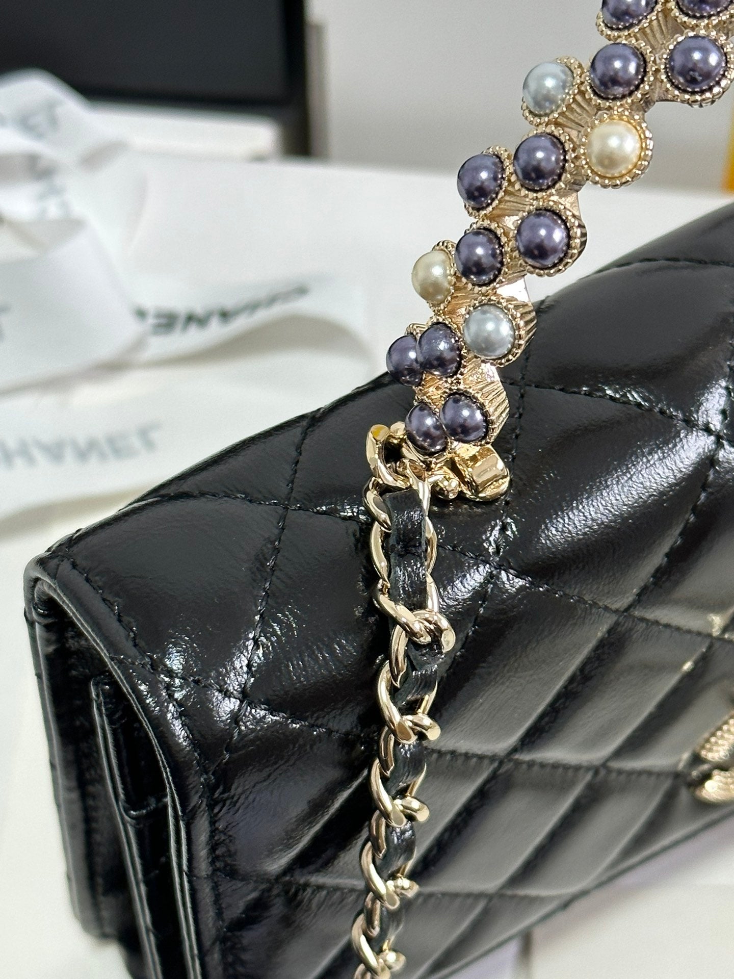 SAC À RABAT AVEC POIGNÉE EN PERLES 18 EN CUIR D'AGNEAU NOIR BRILLANT 