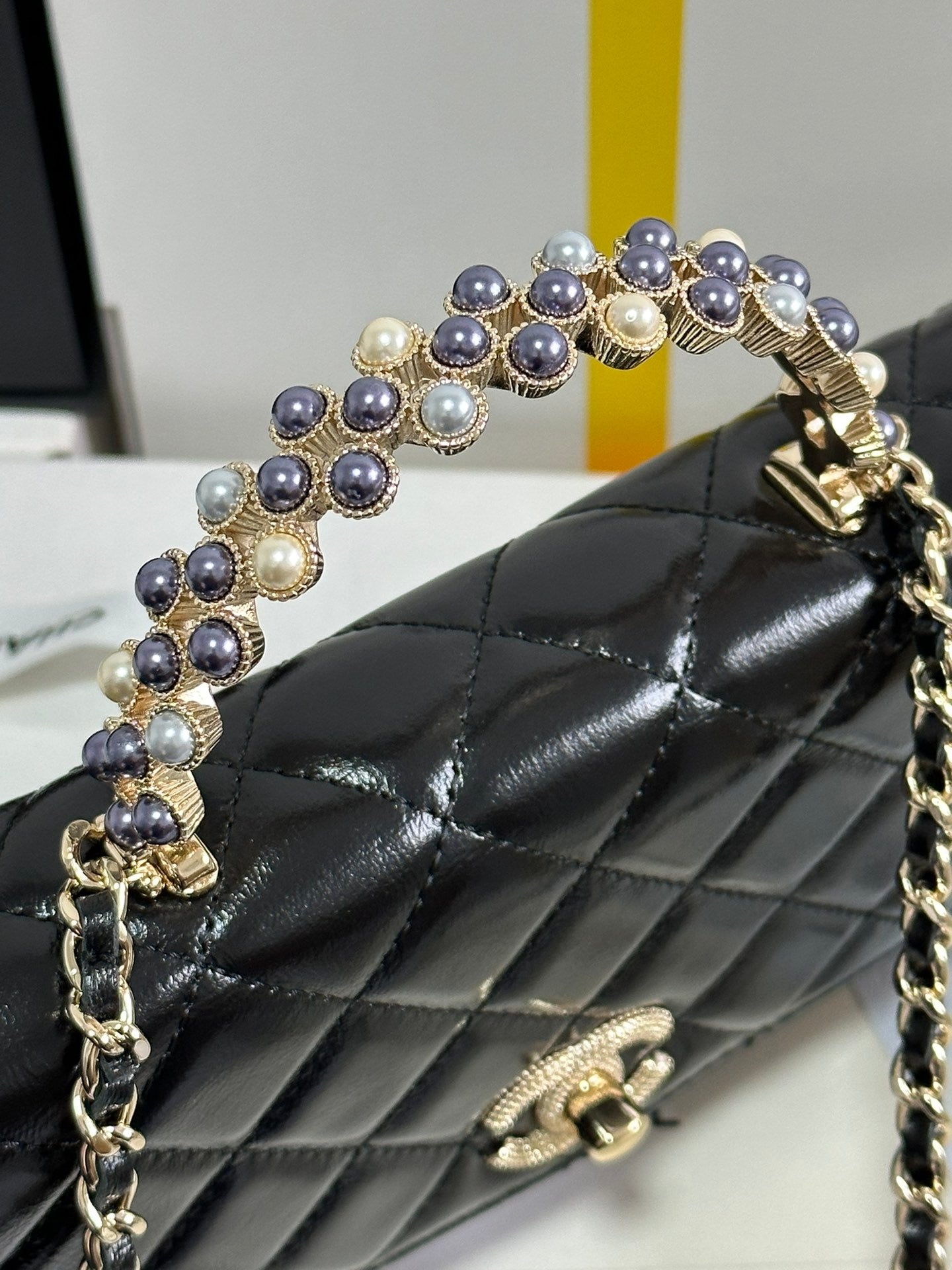 SAC À RABAT AVEC POIGNÉE EN PERLES 18 EN CUIR D'AGNEAU NOIR BRILLANT 