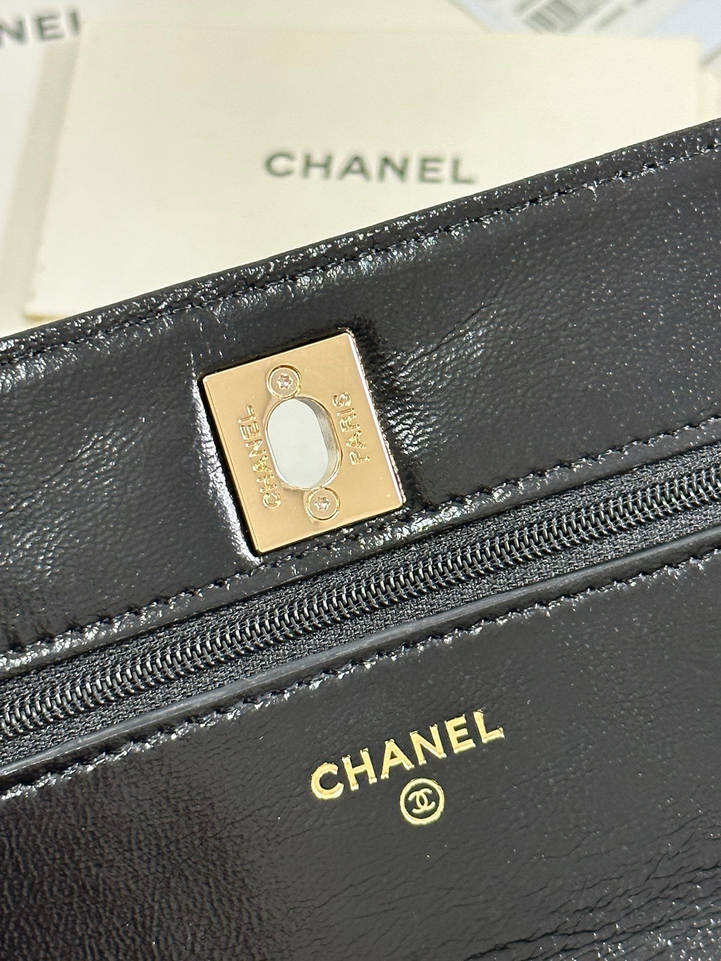 SAC À RABAT AVEC POIGNÉE EN PERLES 18 EN CUIR D'AGNEAU NOIR BRILLANT 