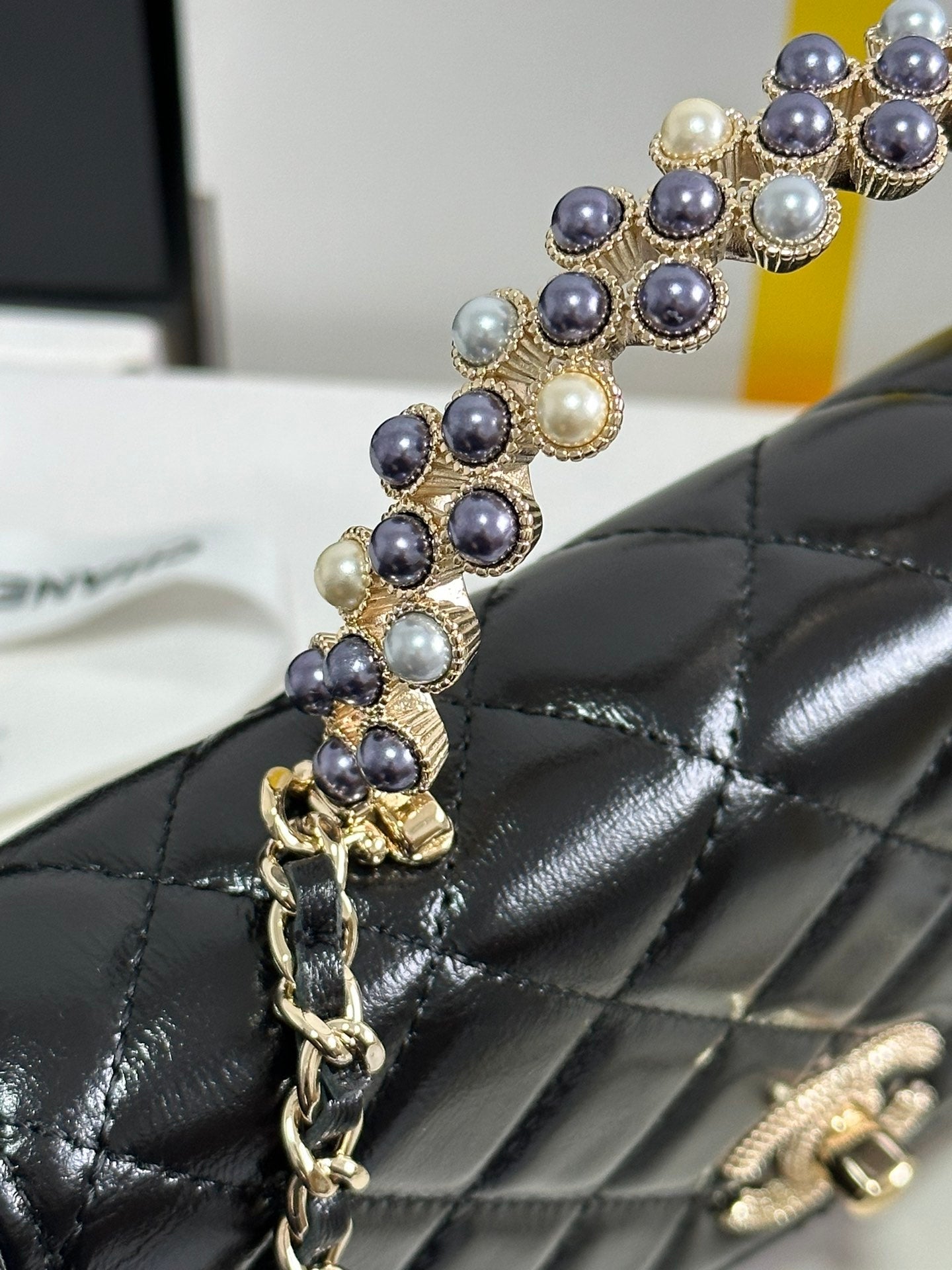 SAC À RABAT AVEC POIGNÉE EN PERLES 18 EN CUIR D'AGNEAU NOIR BRILLANT 
