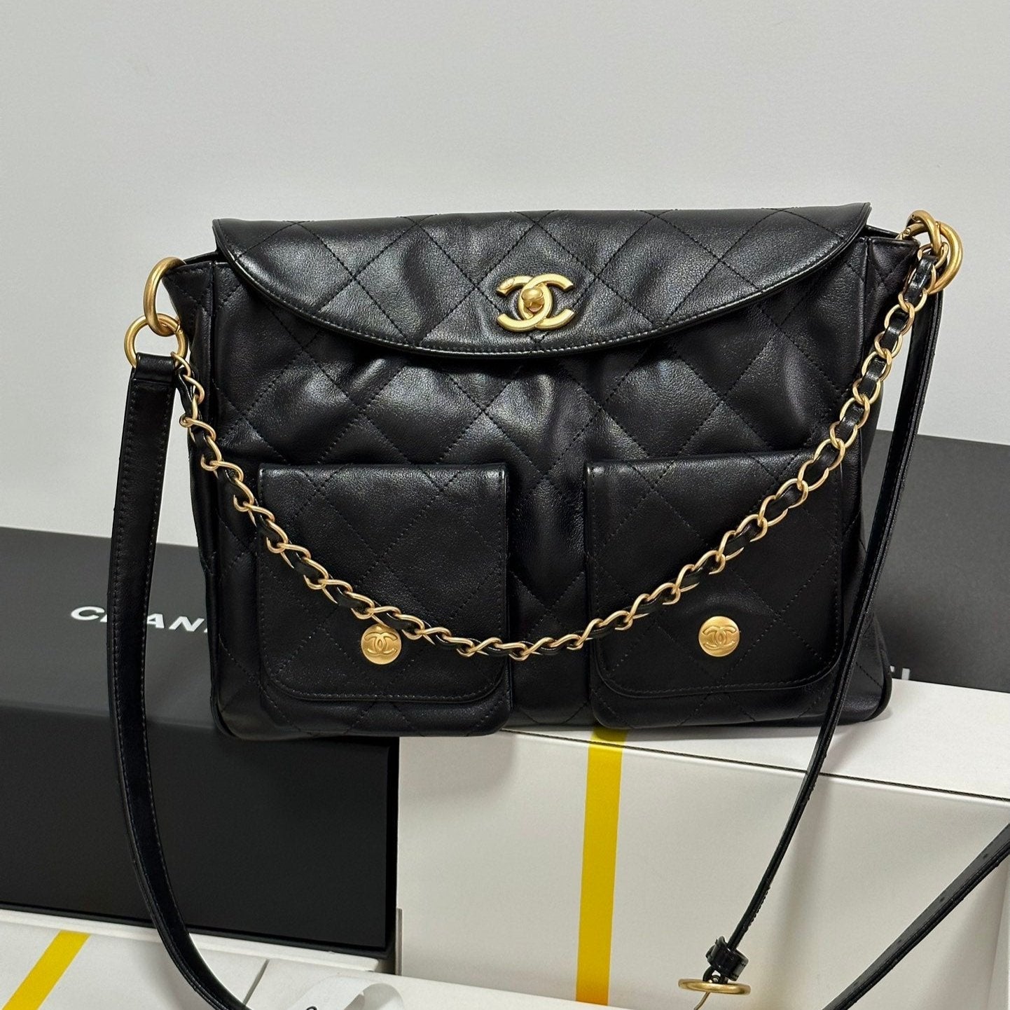 SAC HOBO HIPPIE POSTMAN 30 EN CUIR DE VEAU NOIR ET QUINCAILLERIE DORÉ 