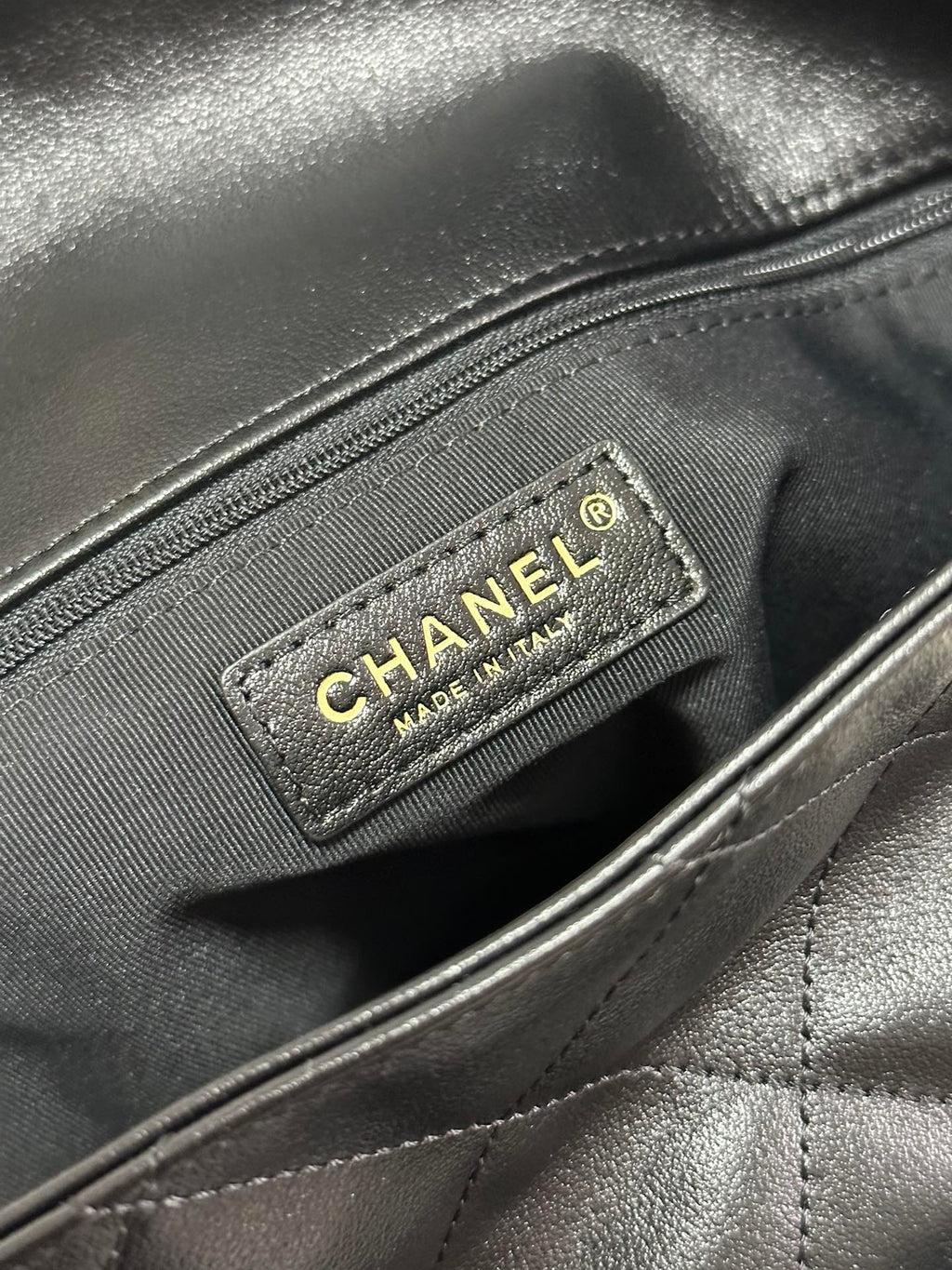 SAC HOBO HIPPIE POSTMAN 30 EN CUIR DE VEAU NOIR ET QUINCAILLERIE DORÉ 