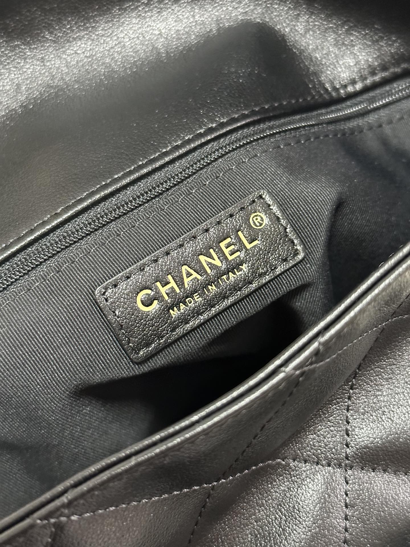 SAC HOBO HIPPIE POSTMAN 30 EN CUIR DE VEAU NOIR ET QUINCAILLERIE DORÉ 