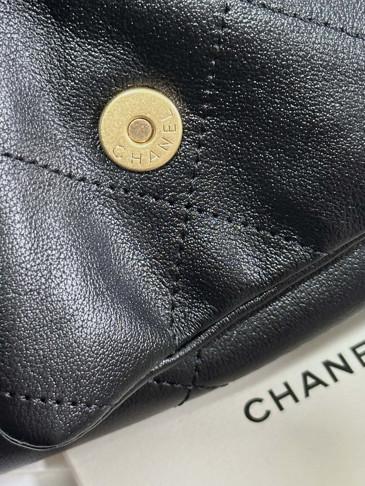 SAC HOBO HIPPIE POSTMAN 30 EN CUIR DE VEAU NOIR ET QUINCAILLERIE DORÉ 