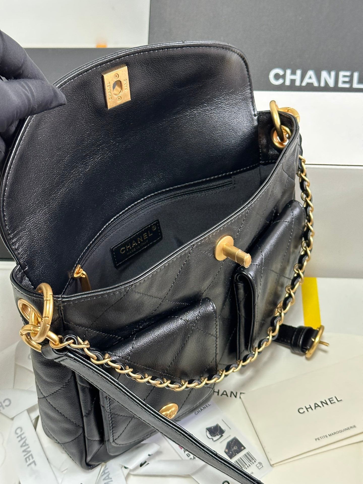 PETIT SAC HOBO HIPPIE POSTMAN 25 EN CUIR DE VEAU NOIR QUINCAILLERIE DORÉ 