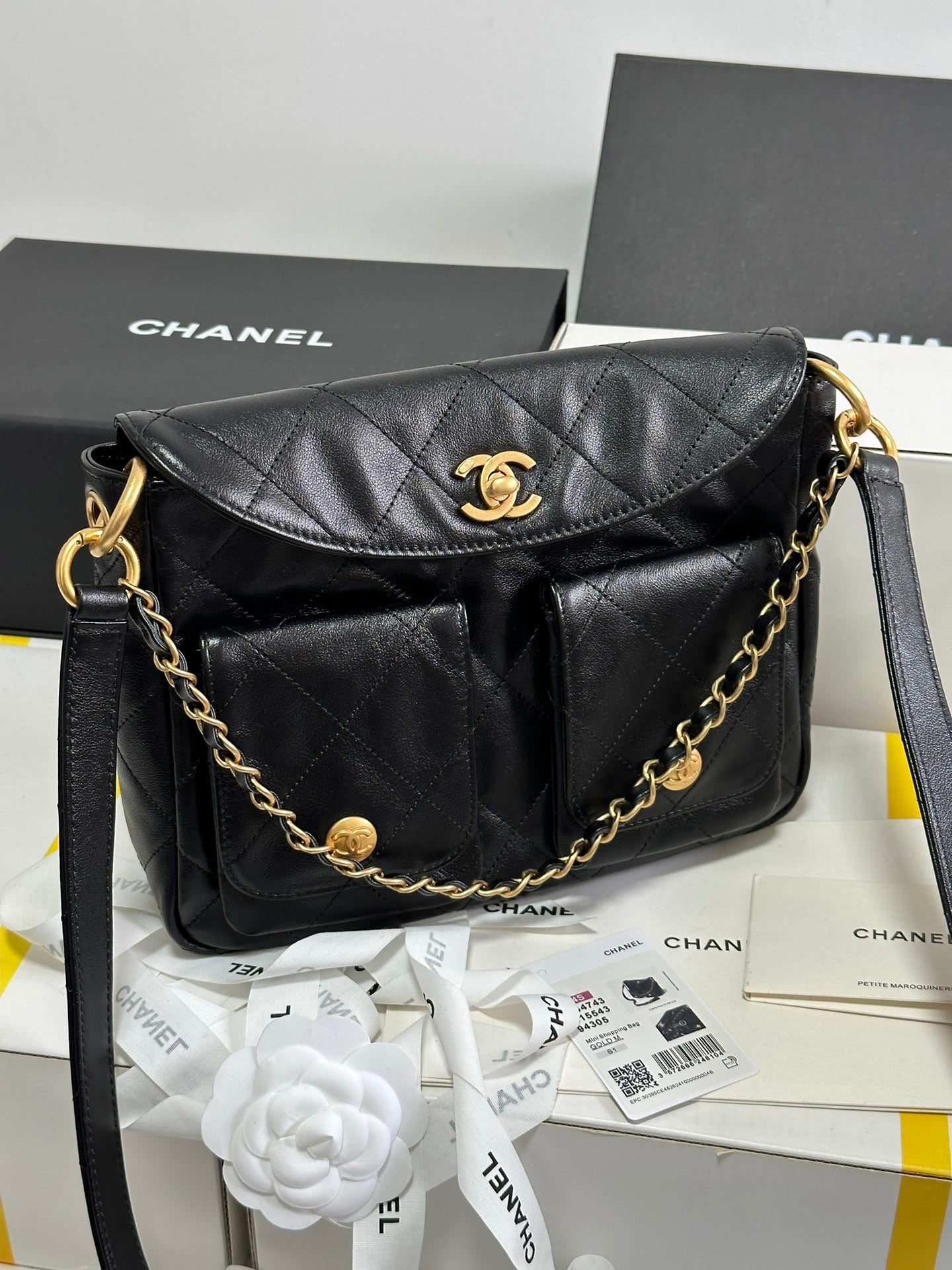 PETIT SAC HOBO HIPPIE POSTMAN 25 EN CUIR DE VEAU NOIR QUINCAILLERIE DORÉ 