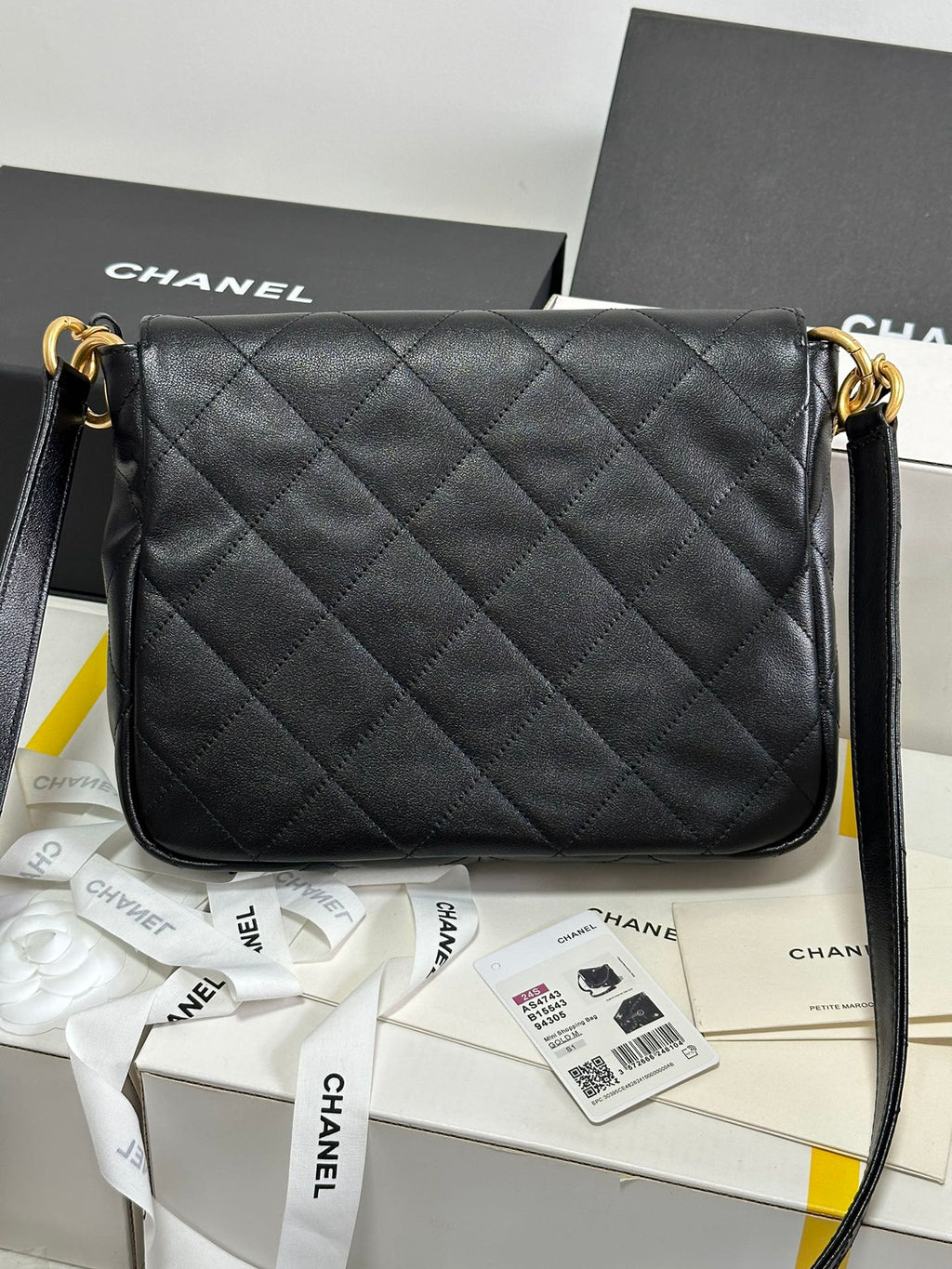 PETIT SAC HOBO HIPPIE POSTMAN 25 EN CUIR DE VEAU NOIR QUINCAILLERIE DORÉ 