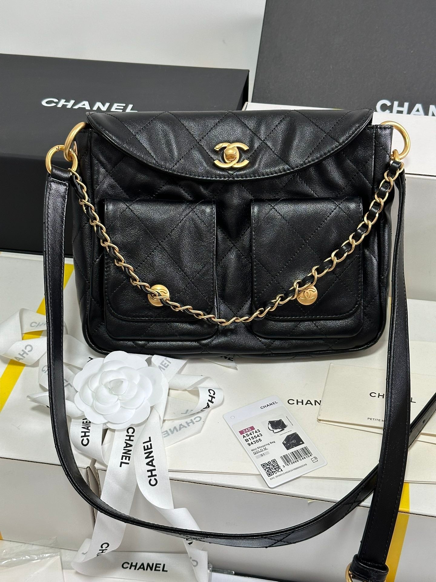 PETIT SAC HOBO HIPPIE POSTMAN 25 EN CUIR DE VEAU NOIR QUINCAILLERIE DORÉ 