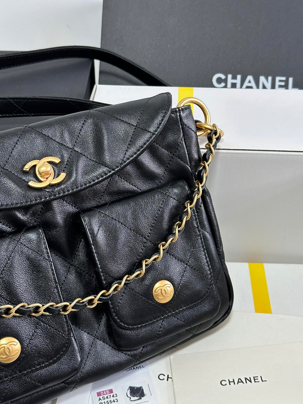 PETIT SAC HOBO HIPPIE POSTMAN 25 EN CUIR DE VEAU NOIR QUINCAILLERIE DORÉ 