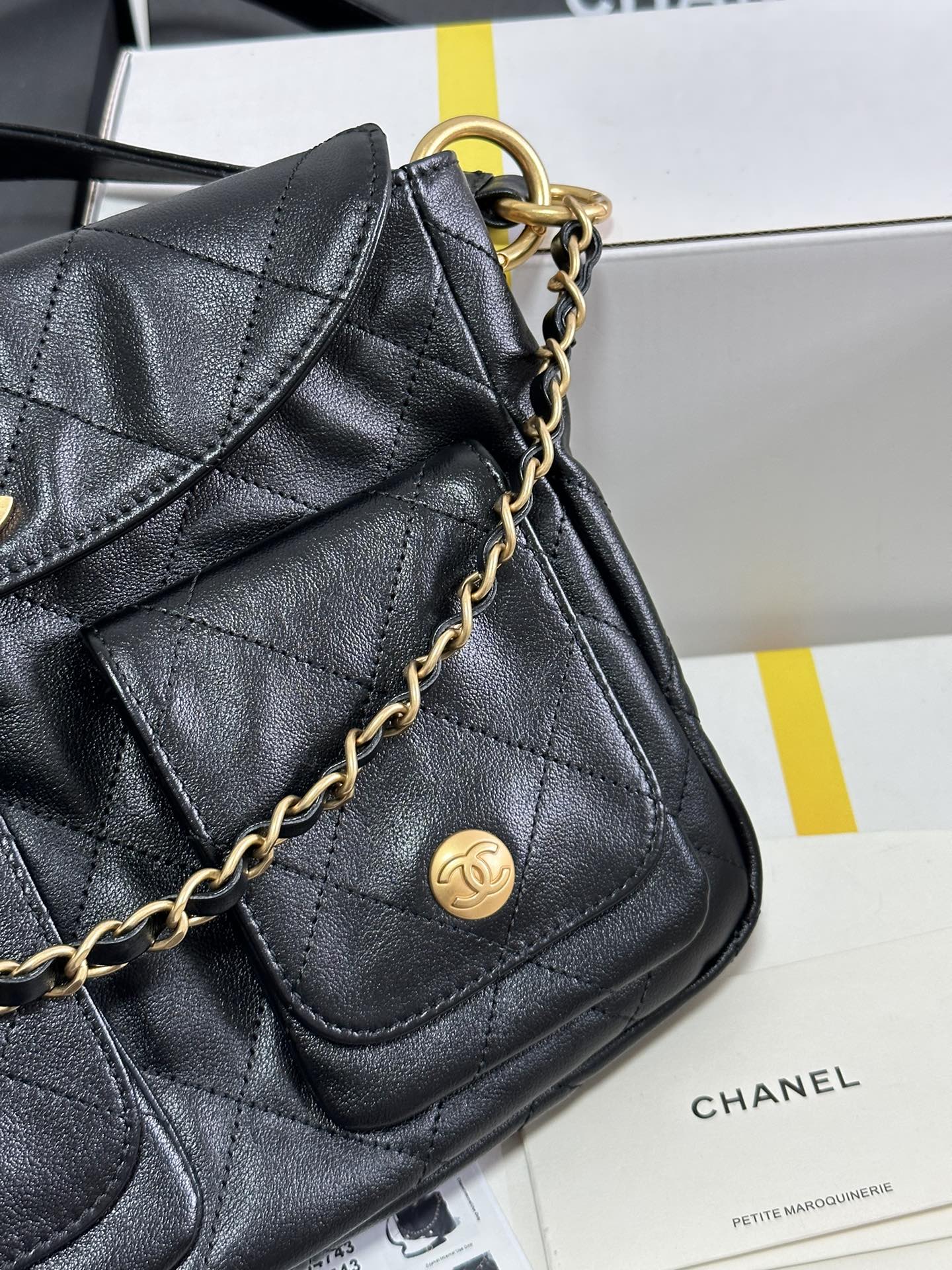 PETIT SAC HOBO HIPPIE POSTMAN 25 EN CUIR DE VEAU NOIR QUINCAILLERIE DORÉ 