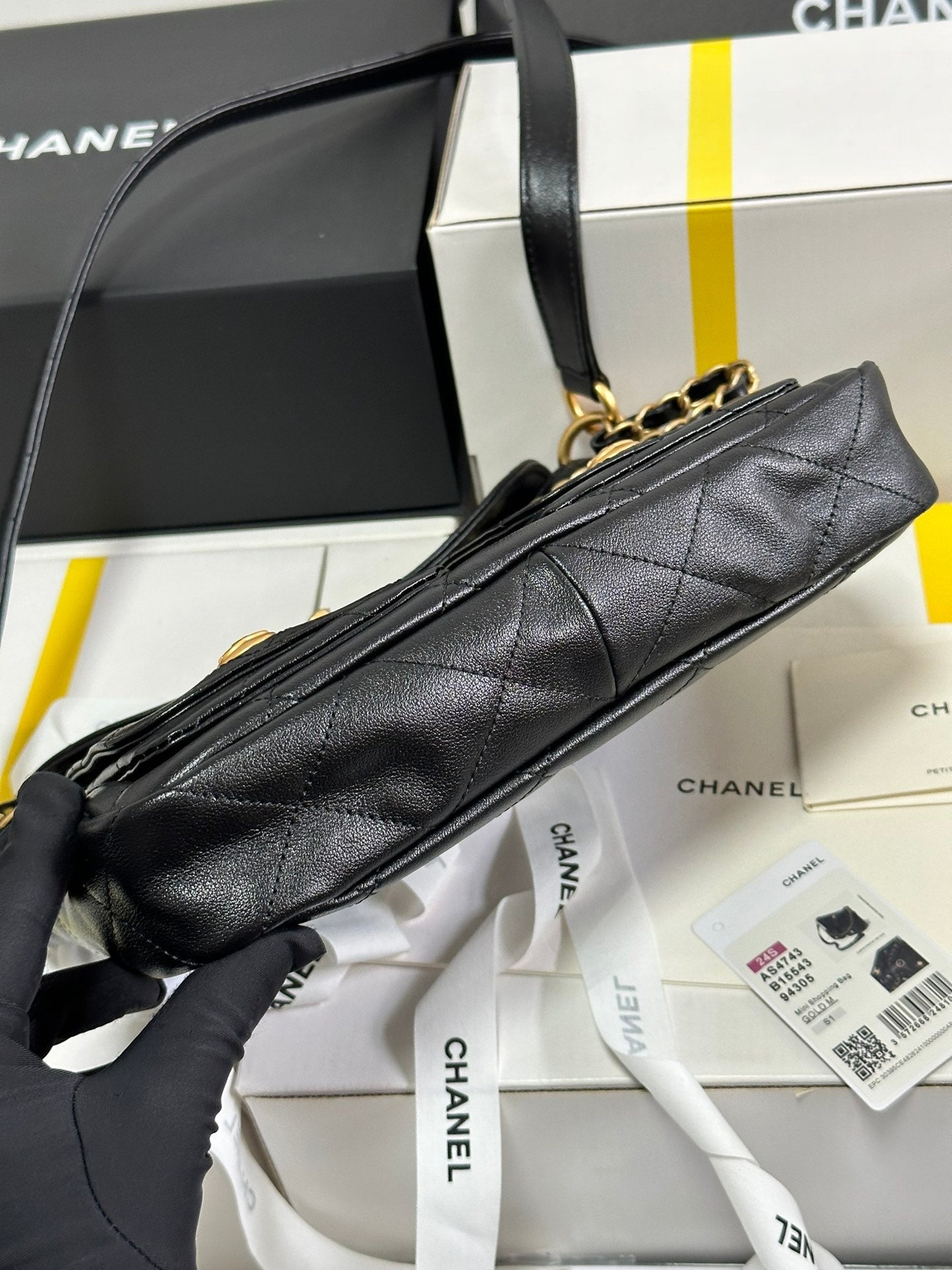 PETIT SAC HOBO HIPPIE POSTMAN 25 EN CUIR DE VEAU NOIR QUINCAILLERIE DORÉ 