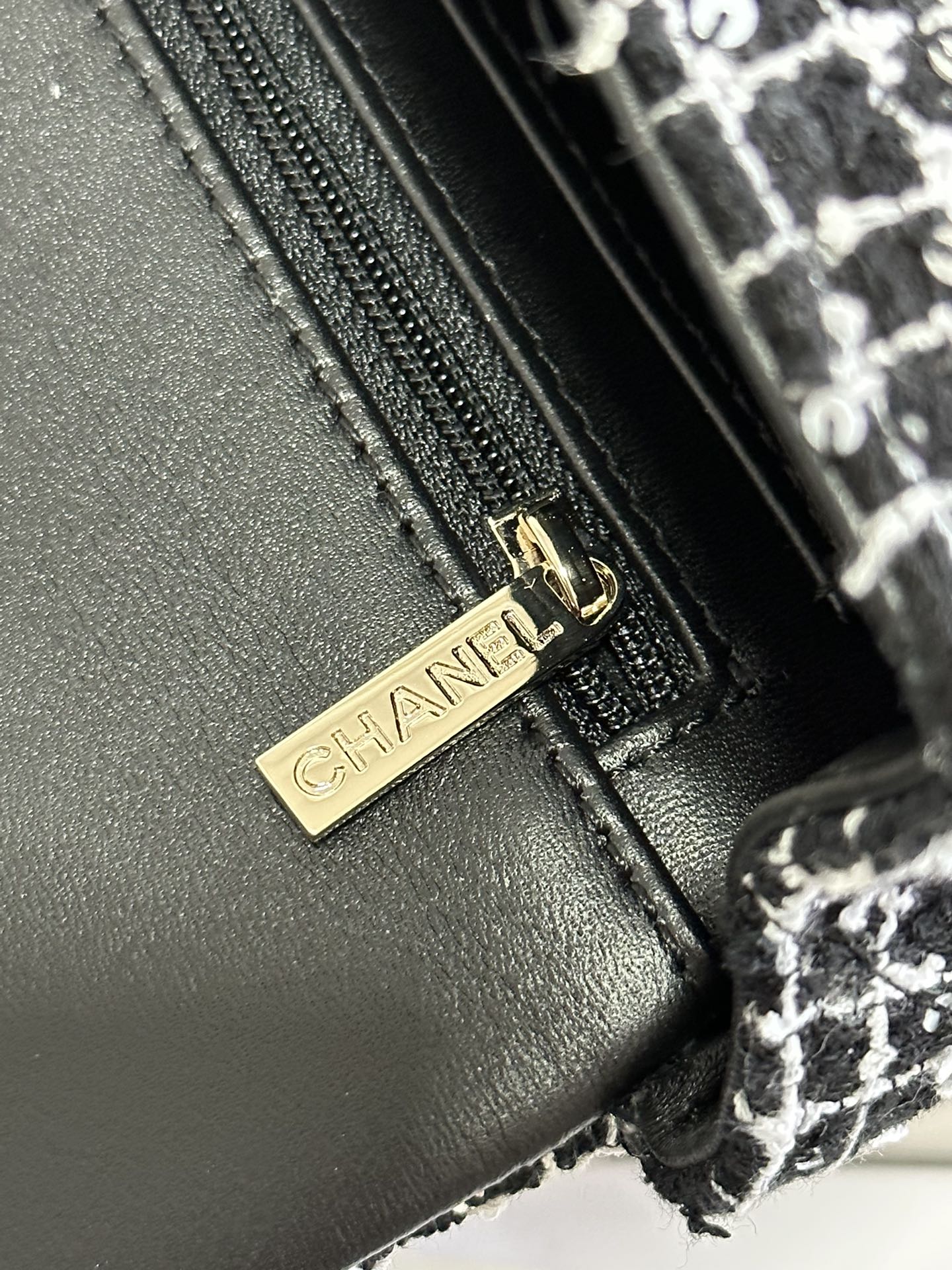 MINI SAC À RABAT 20 SAQUINS ATTACHÉS EN TWEED BLANC MIX NOIR ET QUINCAILLERIE DORÉ 