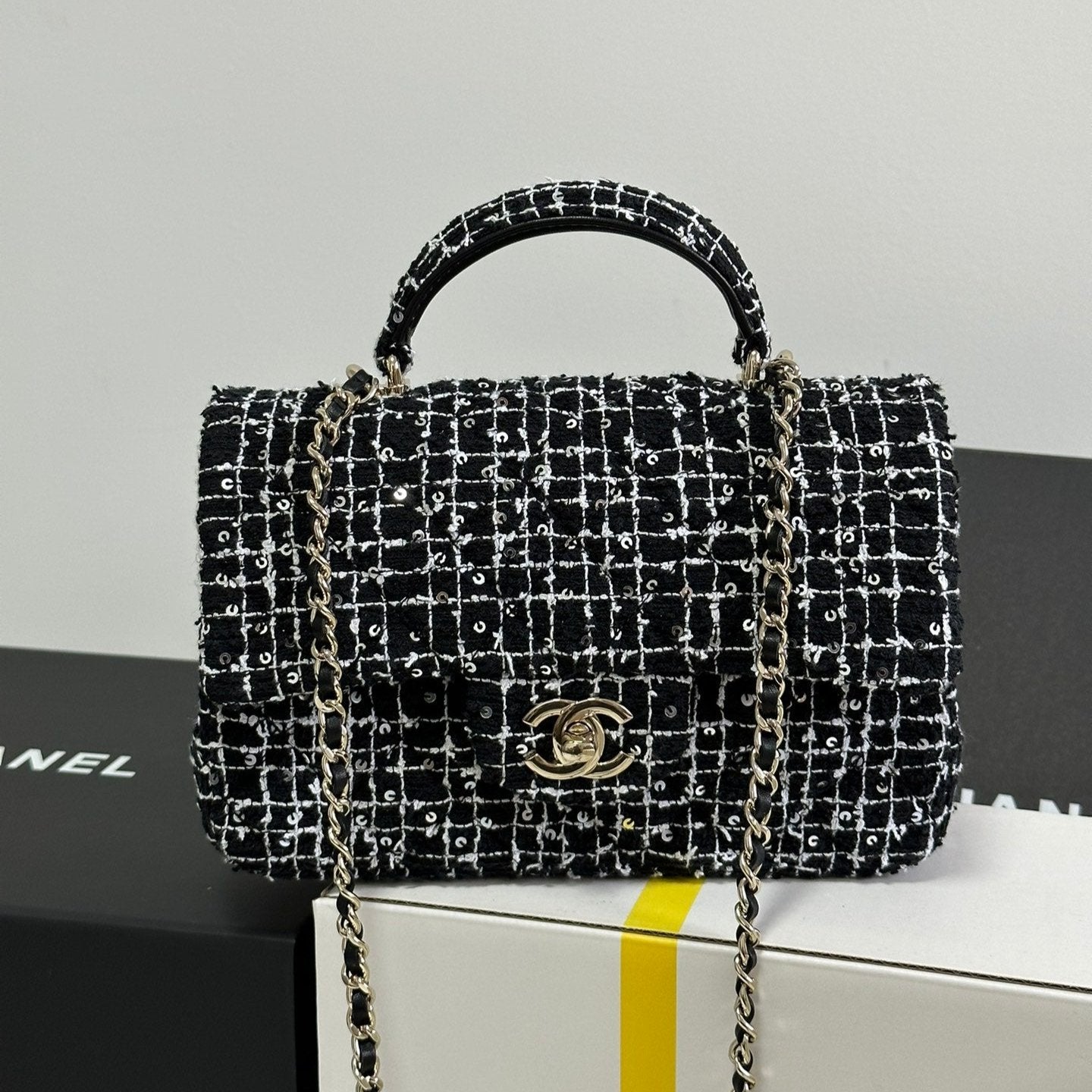 MINI SAC À RABAT 20 SAQUINS ATTACHÉS EN TWEED BLANC MIX NOIR ET QUINCAILLERIE DORÉ 