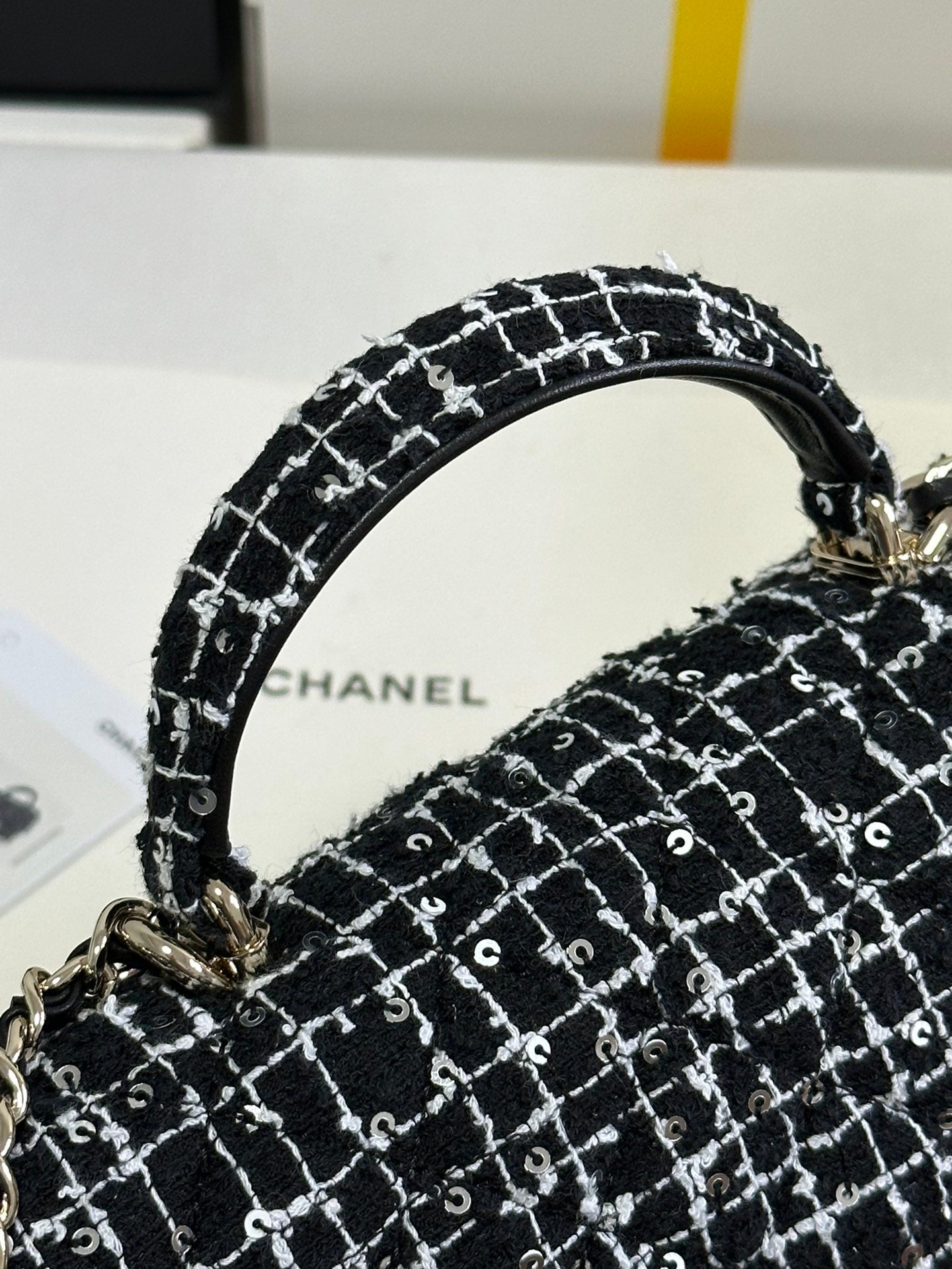 MINI SAC À RABAT 20 SAQUINS ATTACHÉS EN TWEED BLANC MIX NOIR ET QUINCAILLERIE DORÉ 