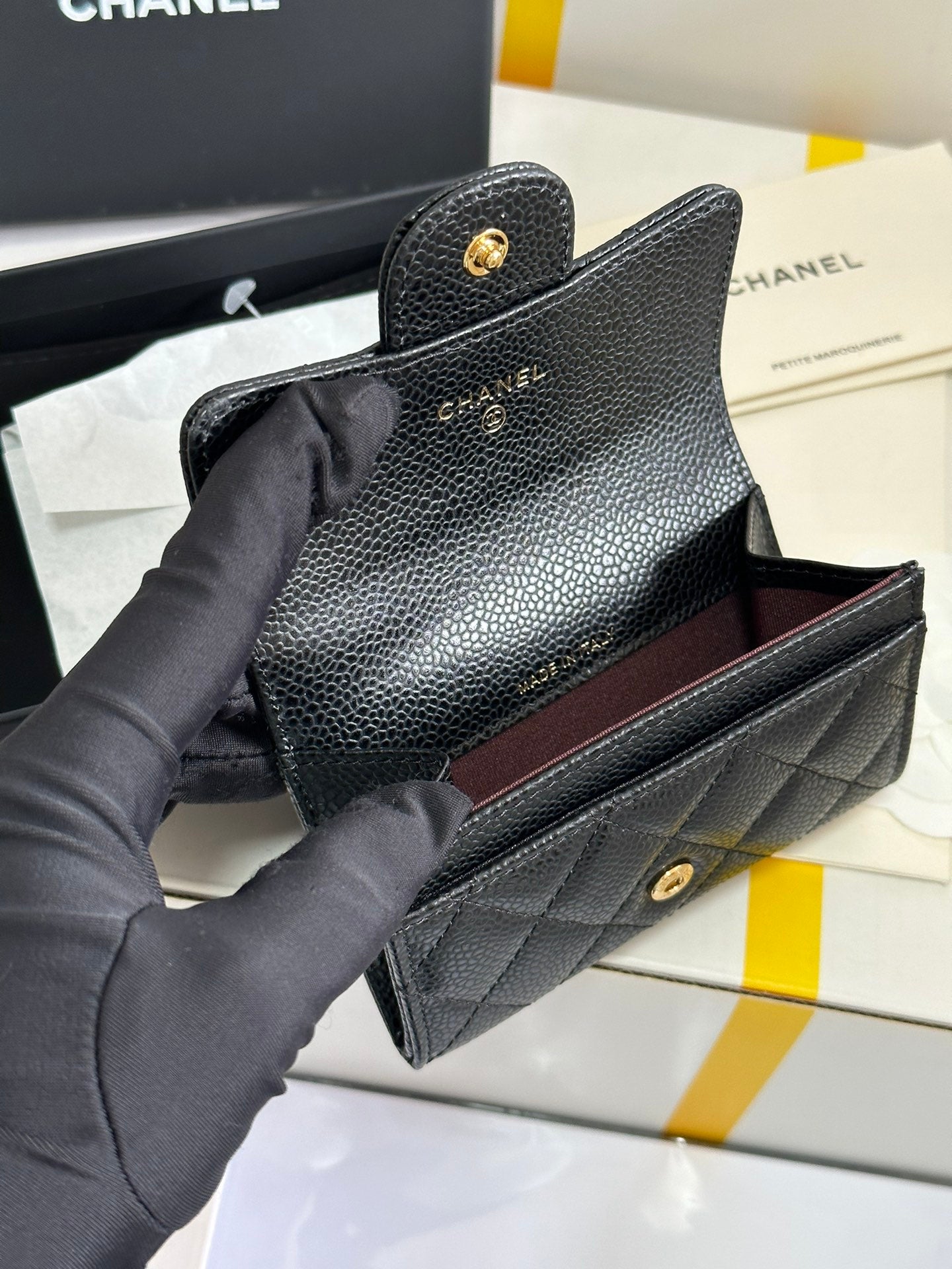CC CLASSIC CARD HOLDER BLACK CAVIAR COWHIDE GOLD BUCKLE 243701