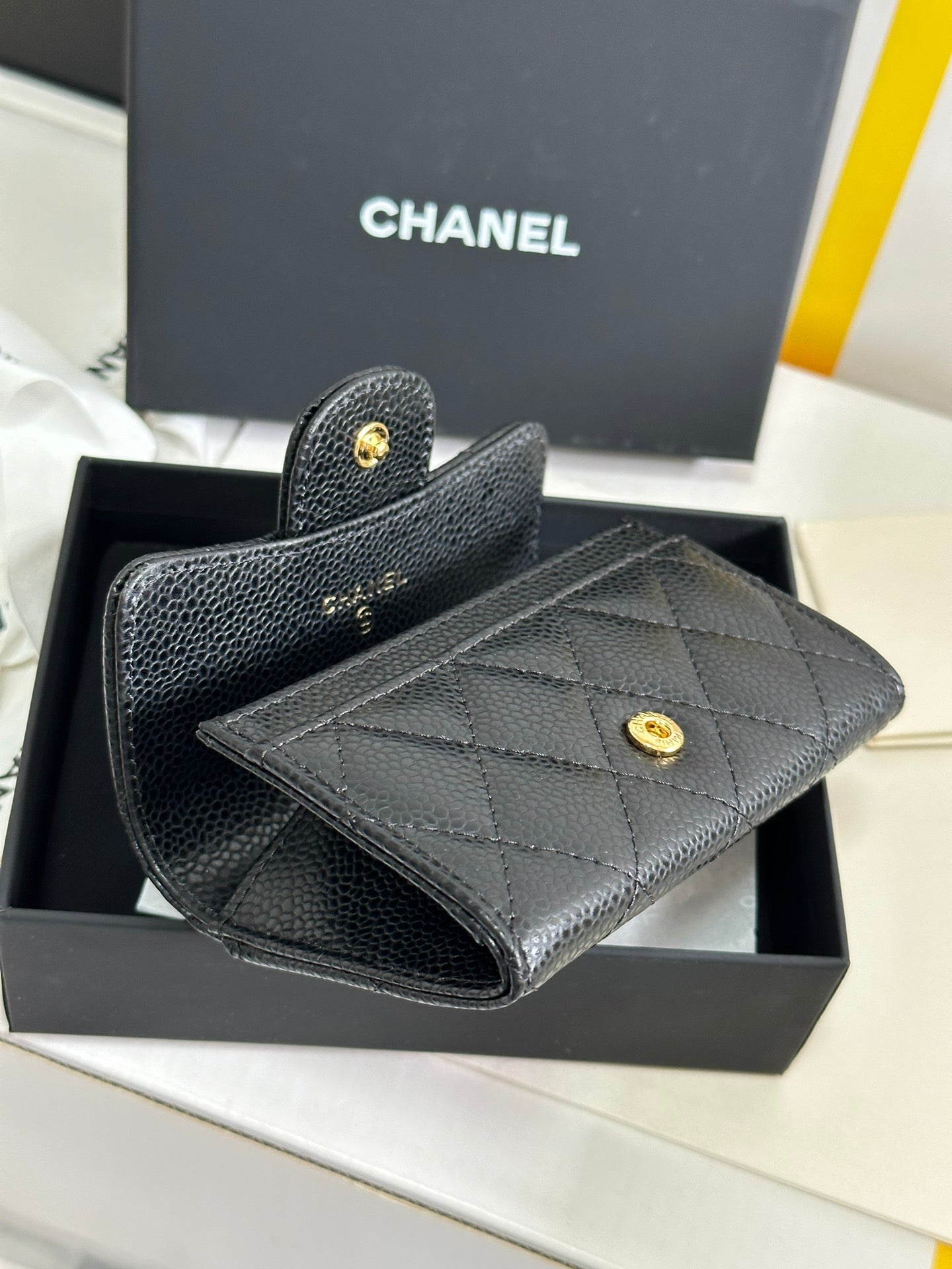 CC CLASSIC CARD HOLDER BLACK CAVIAR COWHIDE GOLD BUCKLE 243701