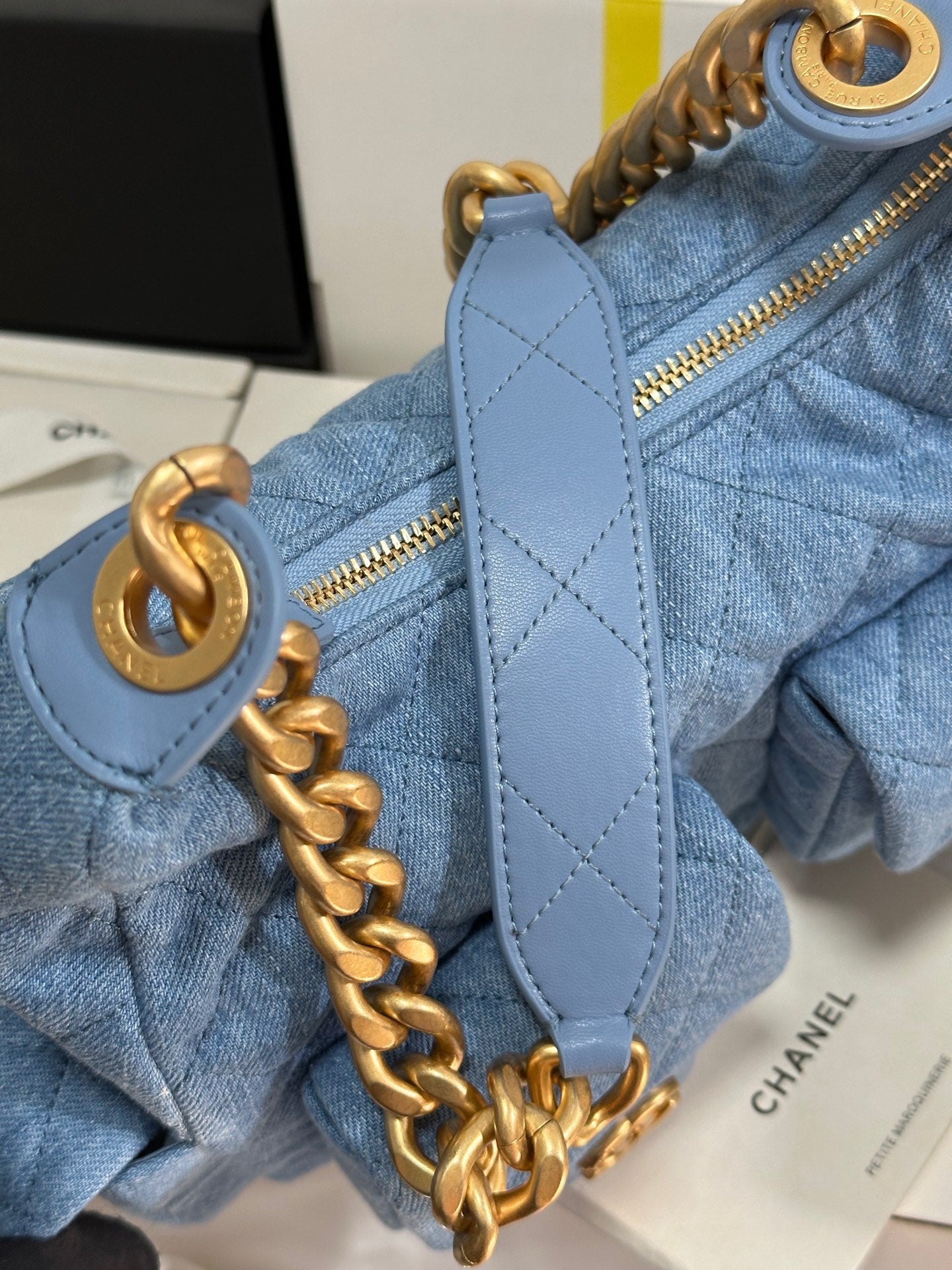 CC 25C HOBO 31CM BLEU BÉBÉ EN DENIM QUINCAILLERIE OR 243565