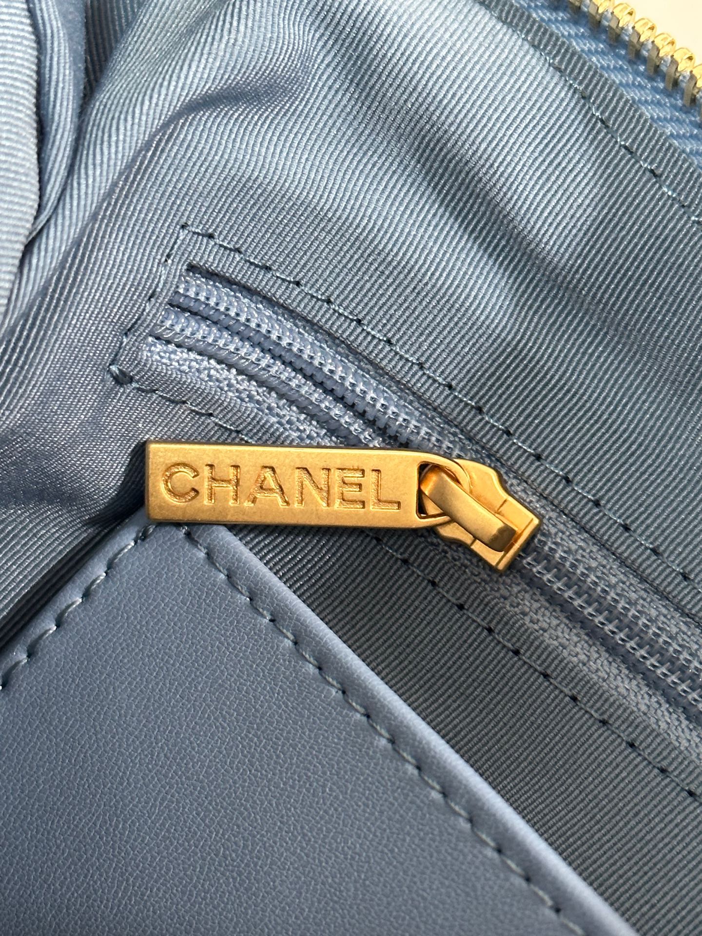 CC 25C HOBO 35CM BLEU BÉBÉ EN DENIM QUINCAILLERIE OR 243567