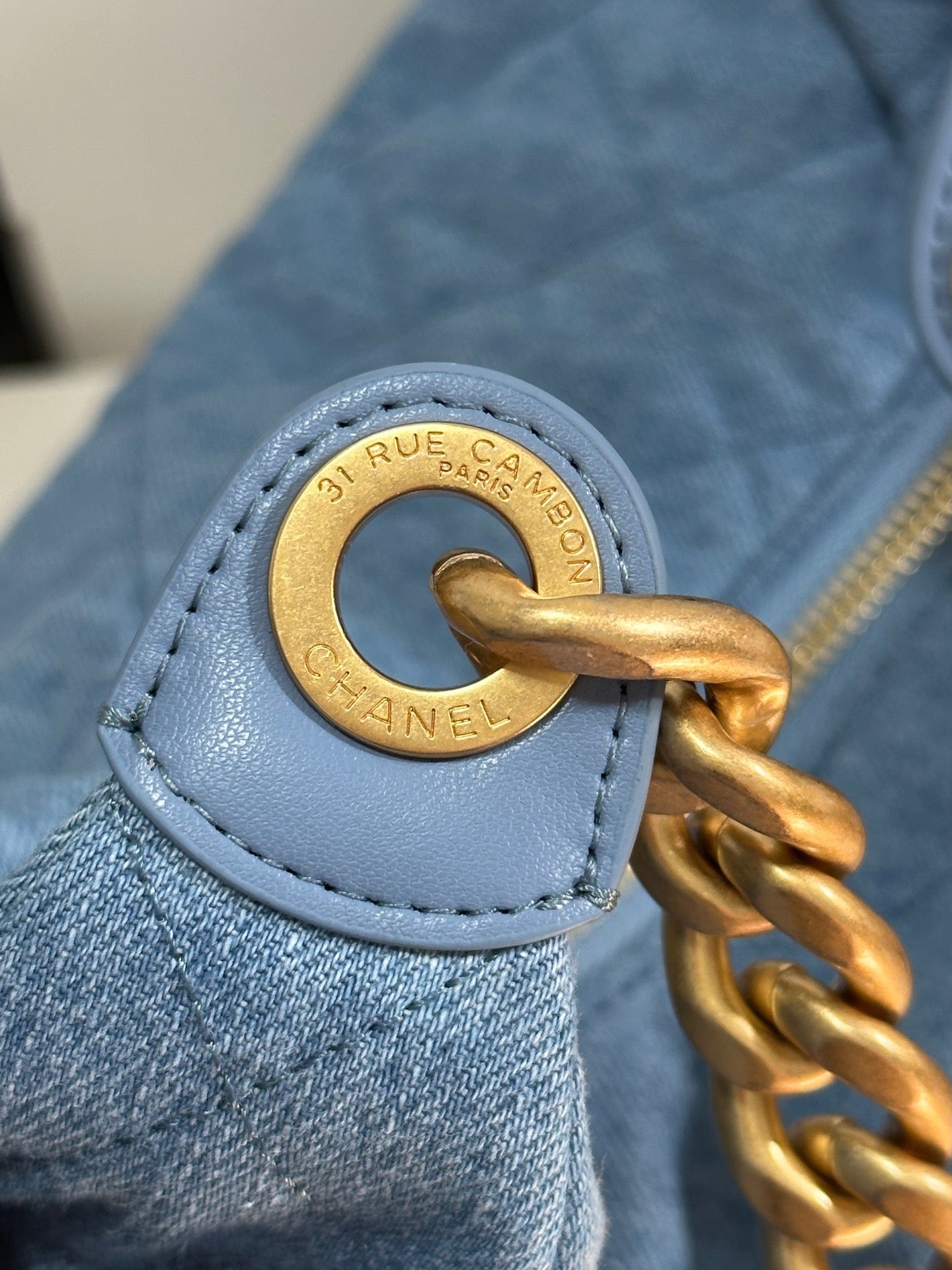 CC 25C HOBO 35CM BLEU BÉBÉ EN DENIM QUINCAILLERIE OR 243567