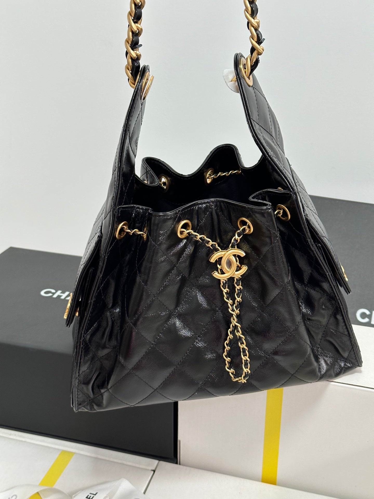 SAC HOBO CC 25C 30CM EN CUIR D'AGNEAU NOIR