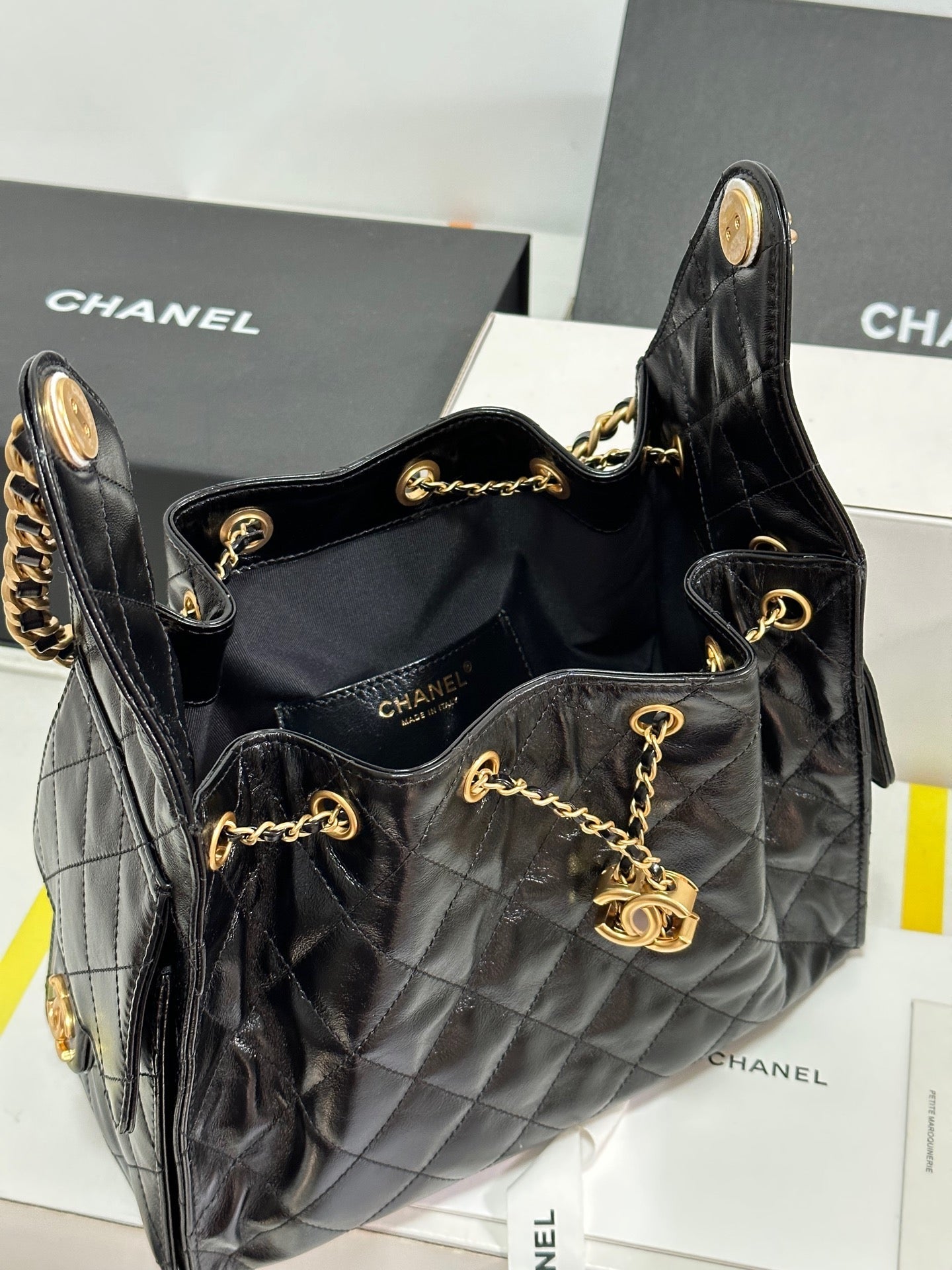 SAC HOBO CC 25C 30CM EN CUIR D'AGNEAU NOIR