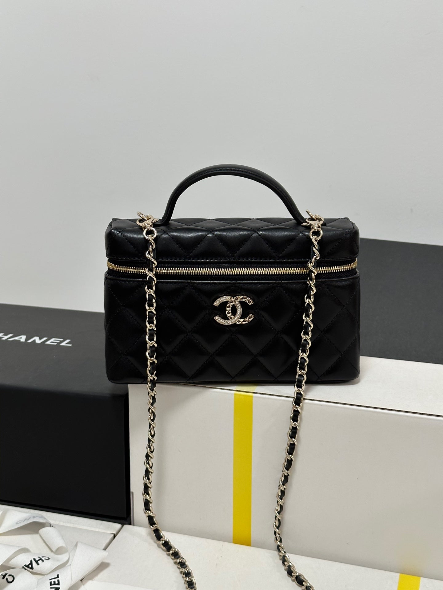 TROUSSE DE VANITY CC 25C 19,5 CM EN PEAU DE MOUTON HANEL NOIRE, QUINCAILLERIE OR CLAIR