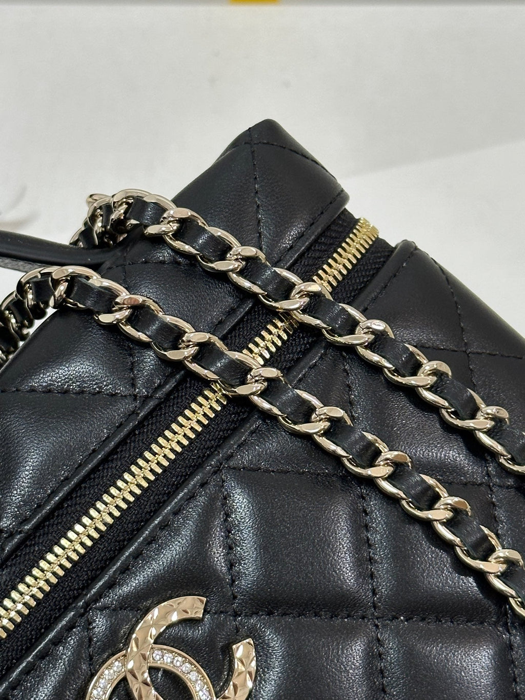 TROUSSE DE VANITY CC 25C 19,5 CM EN PEAU DE MOUTON HANEL NOIRE, QUINCAILLERIE OR CLAIR