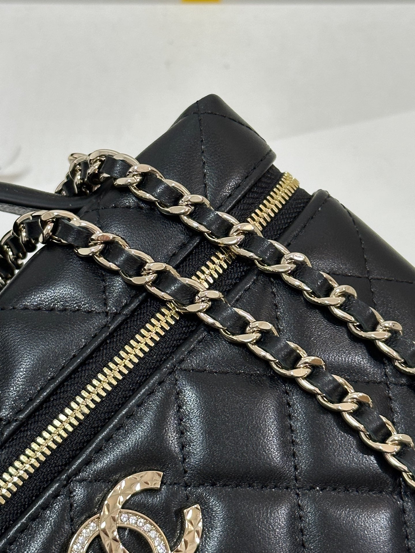 TROUSSE DE VANITY CC 25C 19,5 CM EN PEAU DE MOUTON HANEL NOIRE, QUINCAILLERIE OR CLAIR