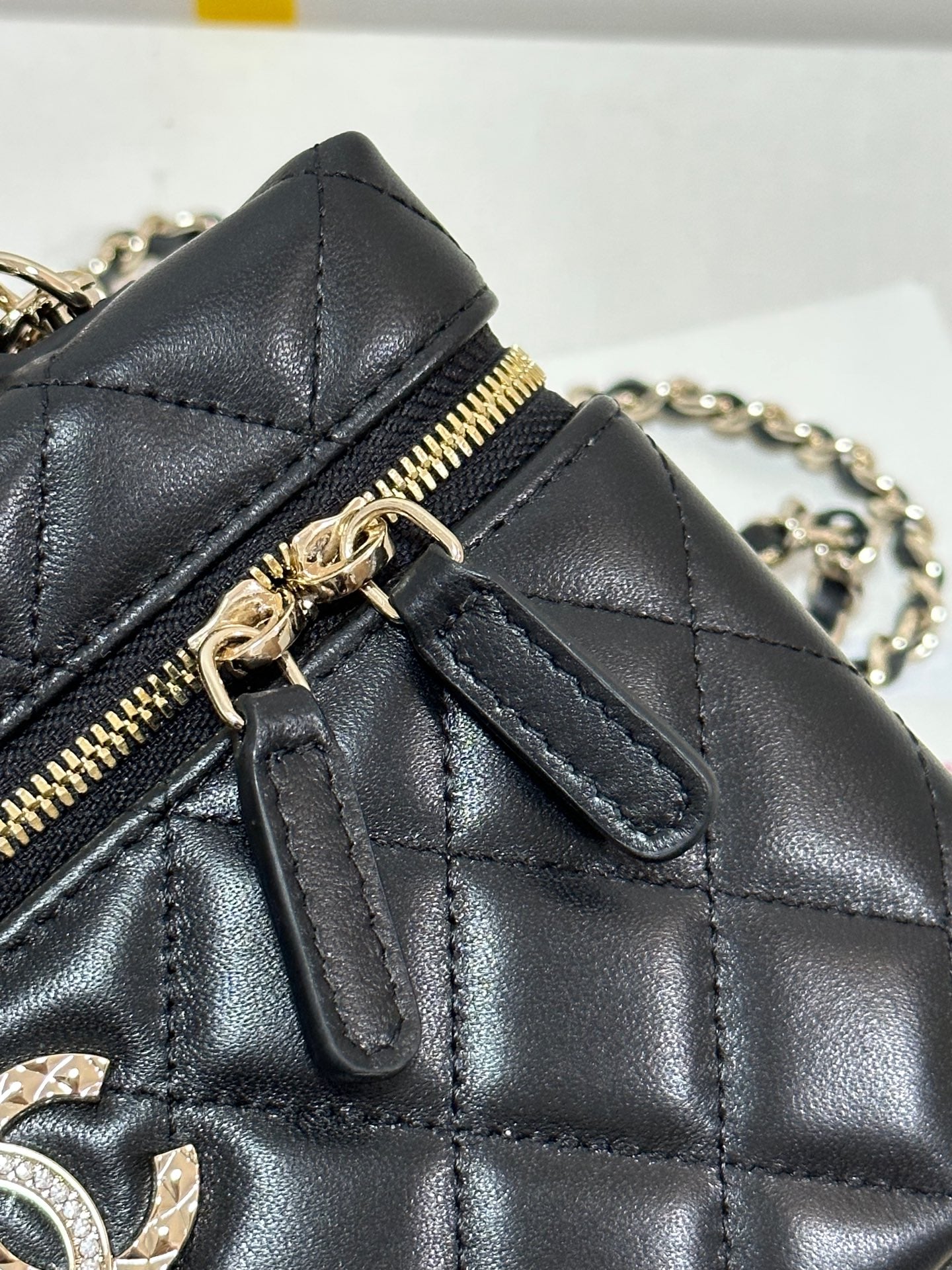 TROUSSE DE VANITY CC 25C 19,5 CM EN PEAU DE MOUTON HANEL NOIRE, QUINCAILLERIE OR CLAIR