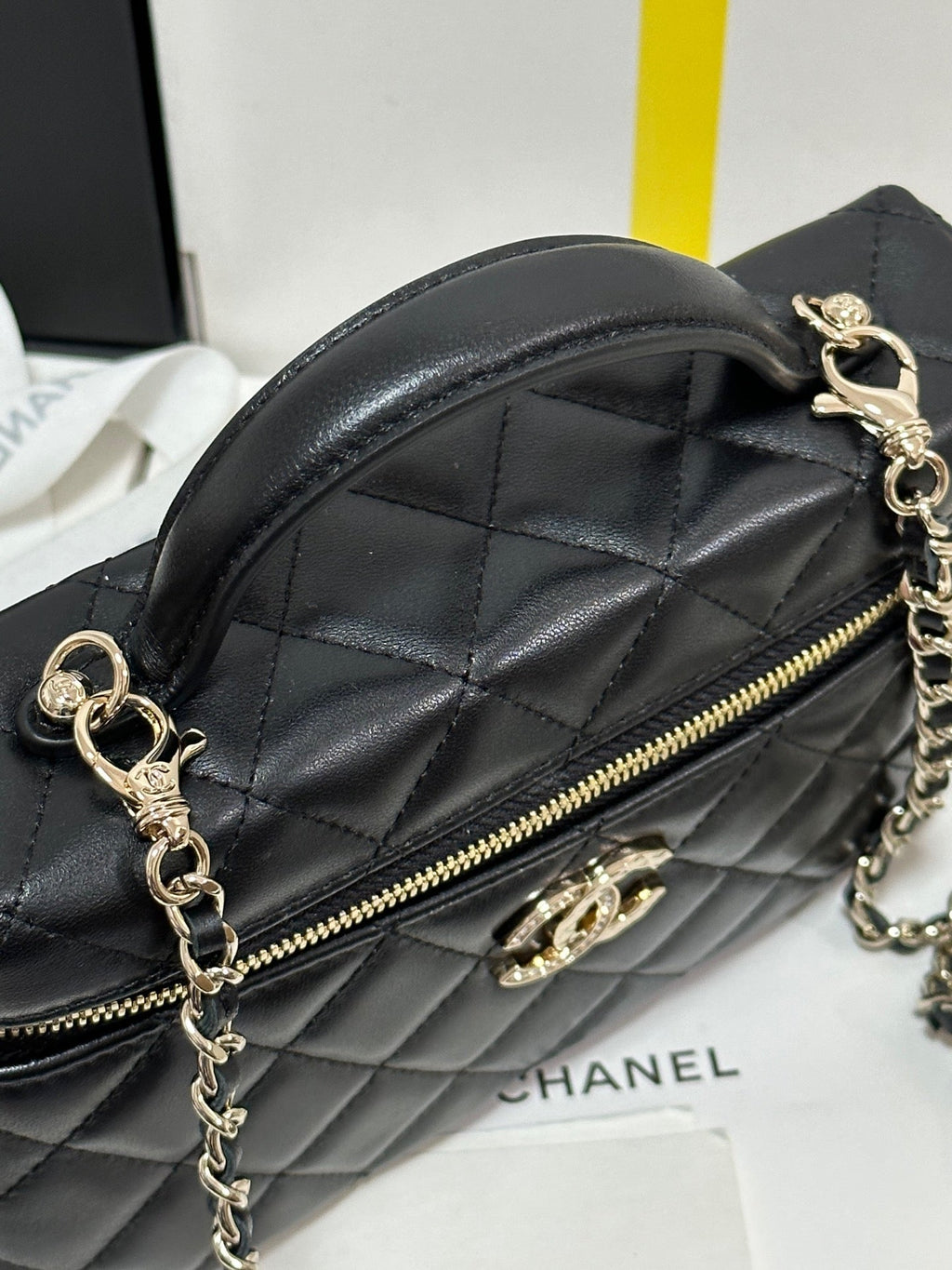 TROUSSE DE VANITY CC 25C 19,5 CM EN PEAU DE MOUTON HANEL NOIRE, QUINCAILLERIE OR CLAIR