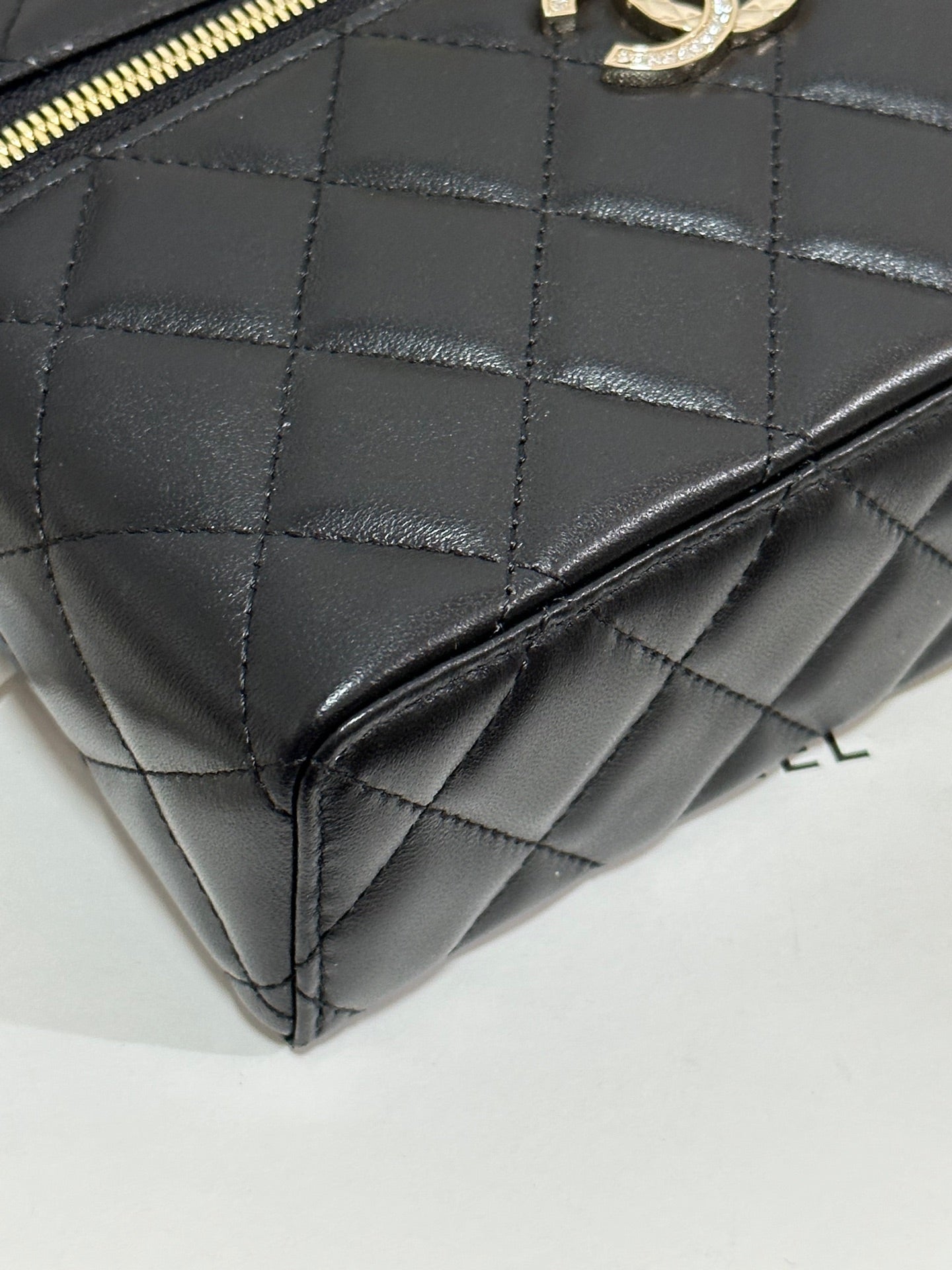 TROUSSE DE VANITY CC 25C 19,5 CM EN PEAU DE MOUTON HANEL NOIRE, QUINCAILLERIE OR CLAIR