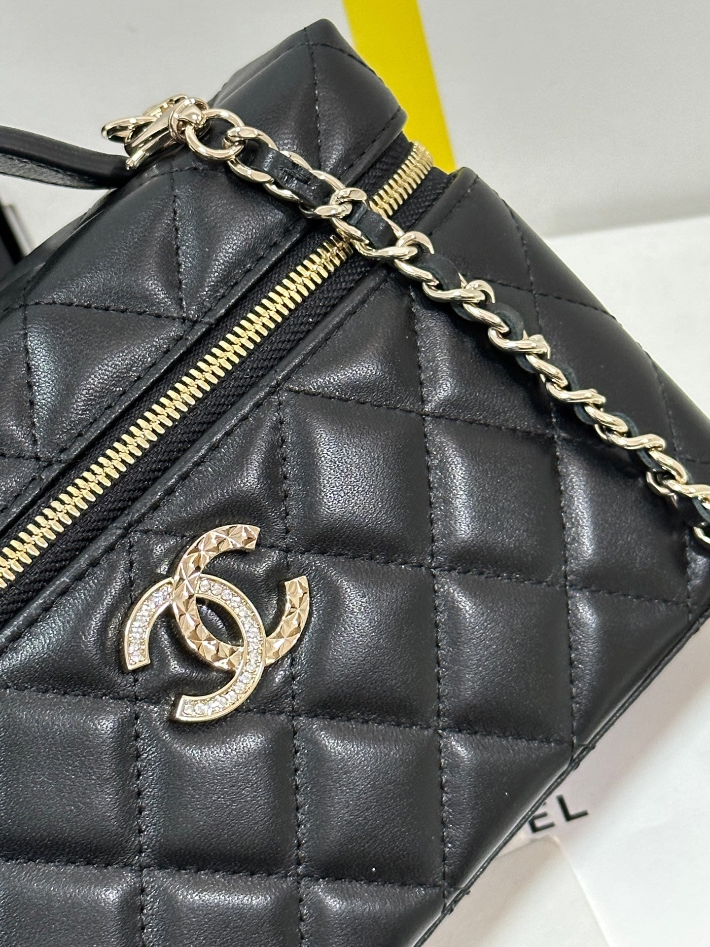 TROUSSE DE VANITY CC 25C 19,5 CM EN PEAU DE MOUTON HANEL NOIRE, QUINCAILLERIE OR CLAIR